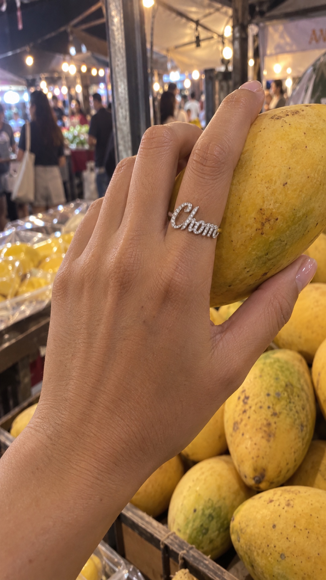 ภาพแหวนชื่อ Chom ขณะสวมบนมือ