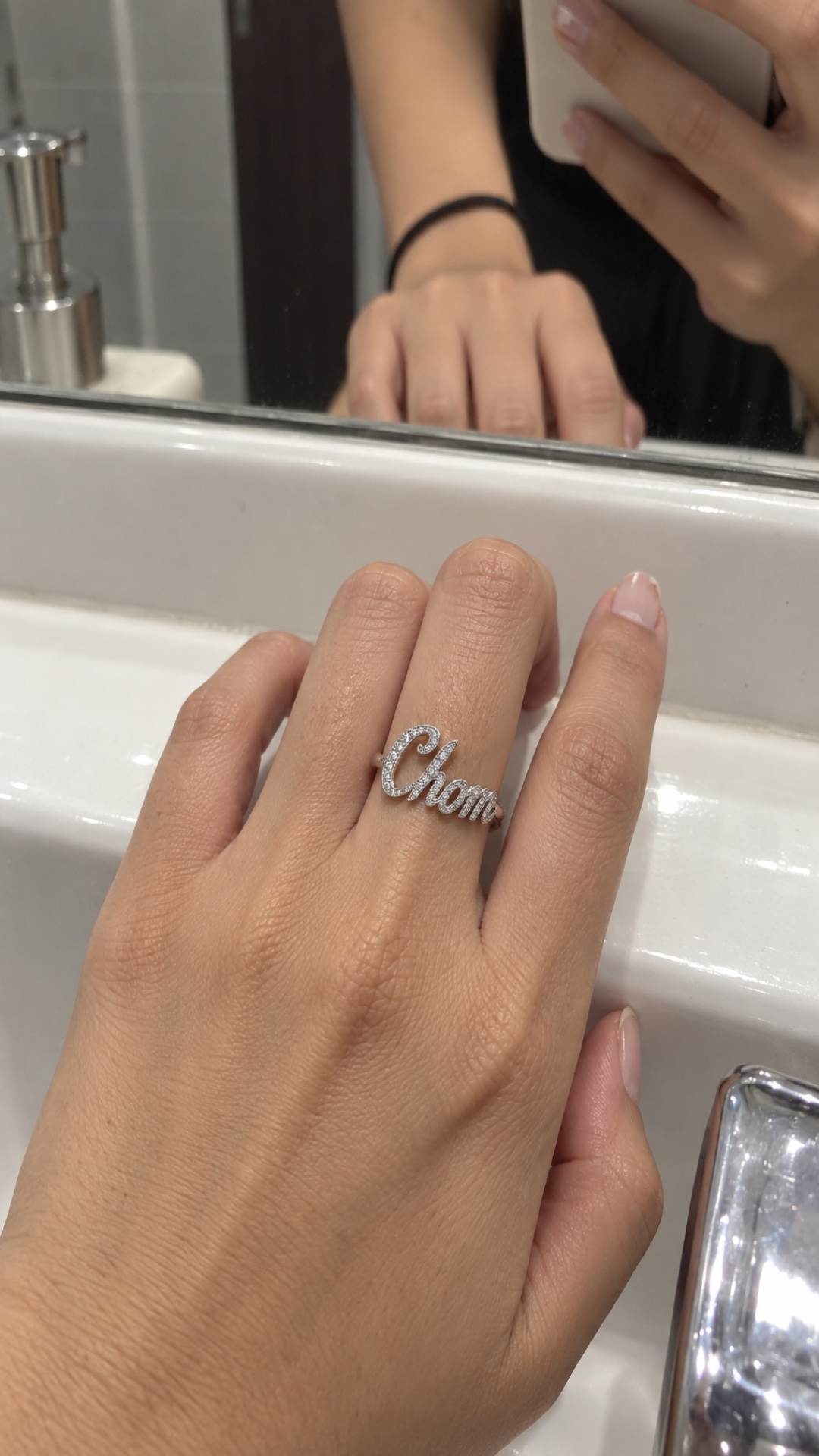 ภาพแหวนชื่อ Chom ขณะสวมบนมือ