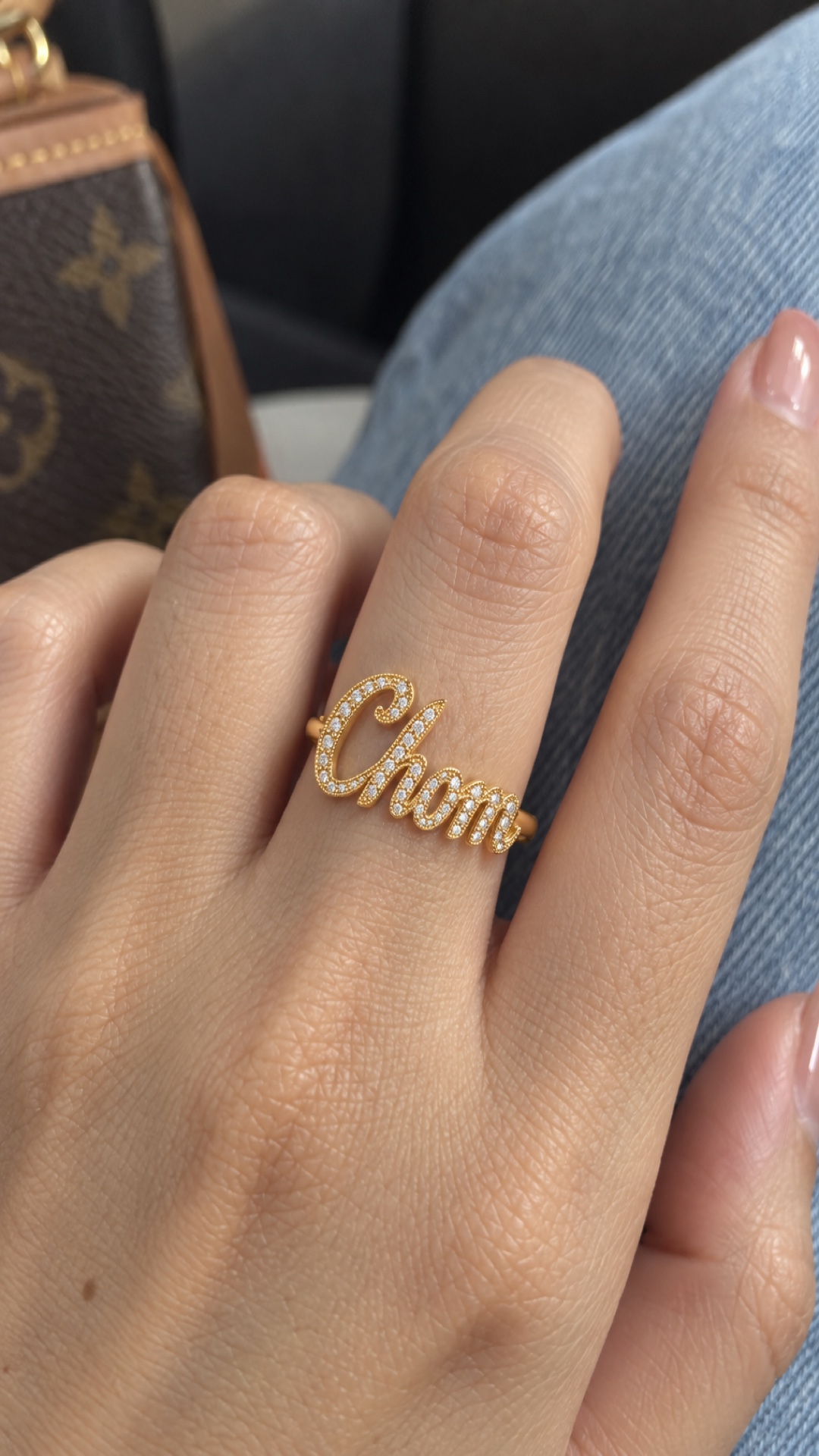 ภาพแหวนชื่อ Chom ขณะสวมบนมือ