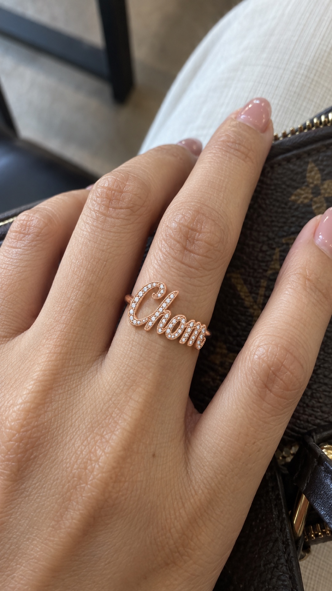 ภาพแหวนชื่อ Chom ขณะสวมบนมือ