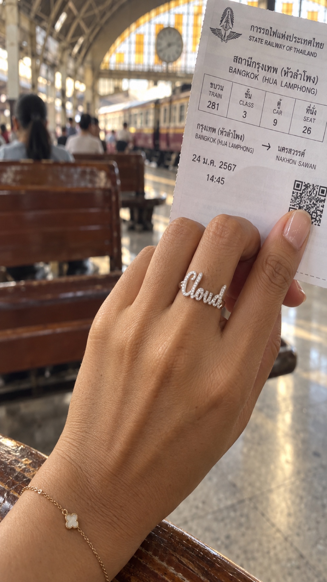 ภาพแหวนชื่อ Cloud ขณะสวมบนมือ