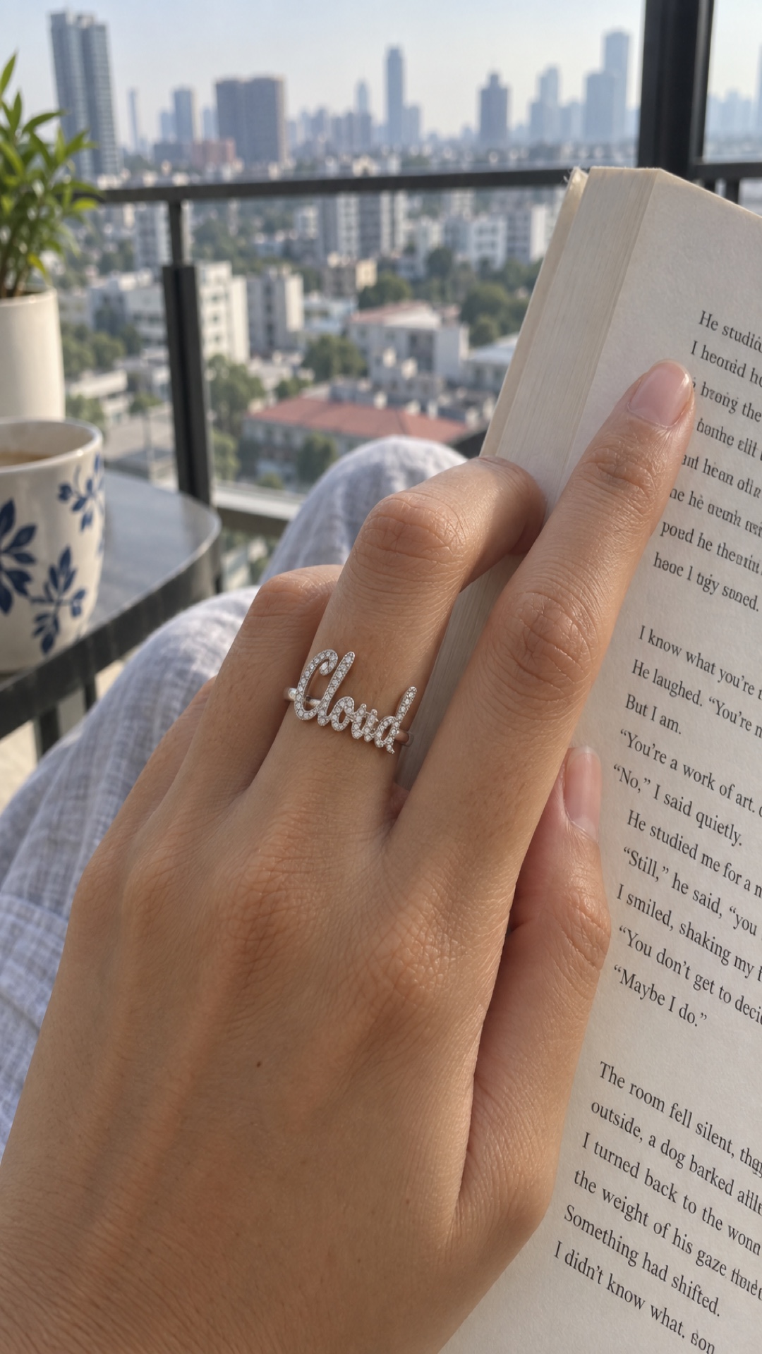 ภาพแหวนชื่อ Cloud ขณะสวมบนมือ