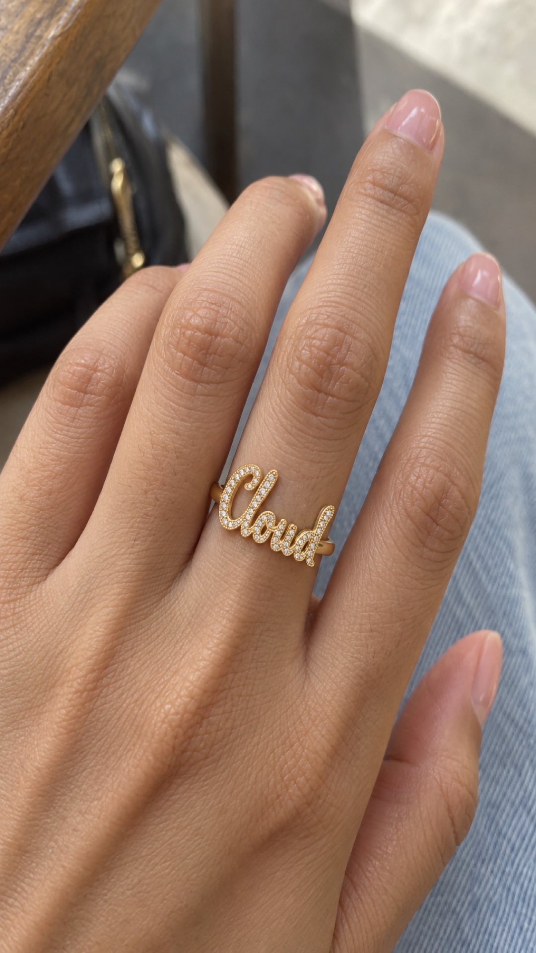 ภาพแหวนชื่อ Cloud ขณะสวมบนมือ