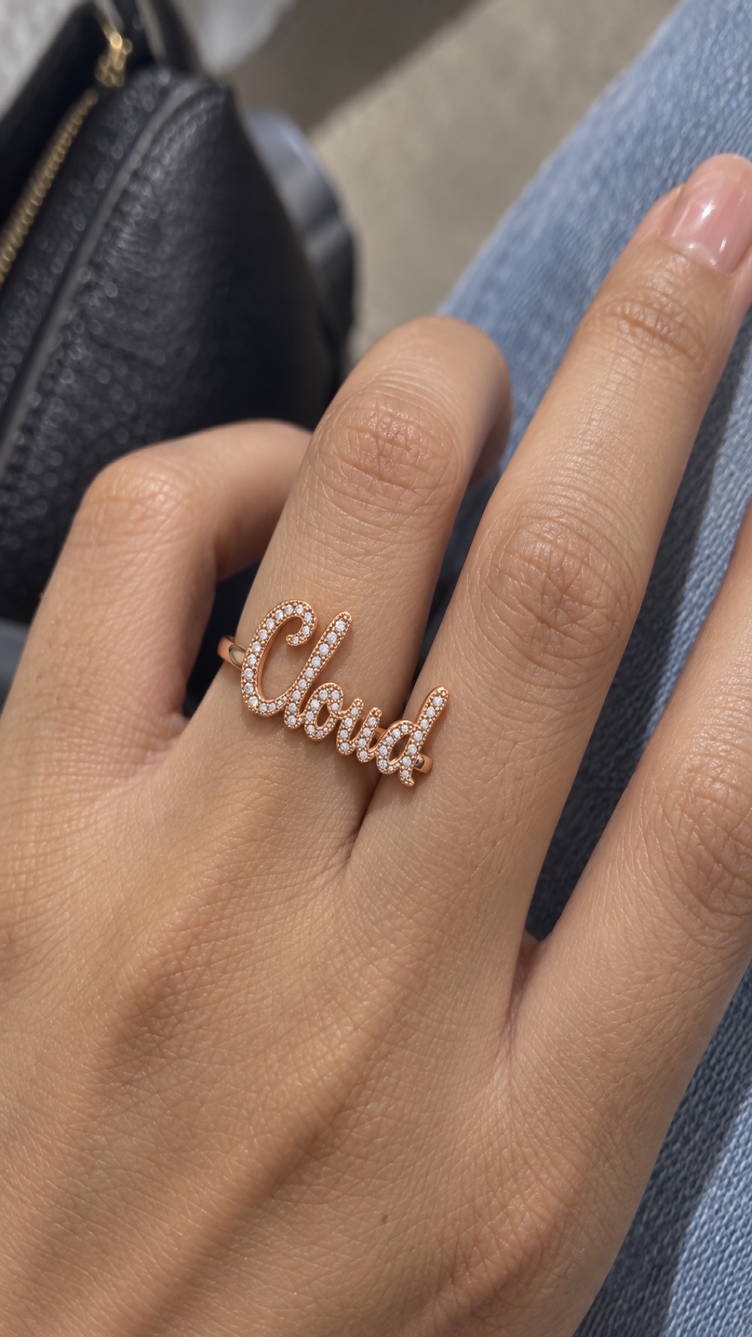 ภาพแหวนชื่อ Cloud ขณะสวมบนมือ