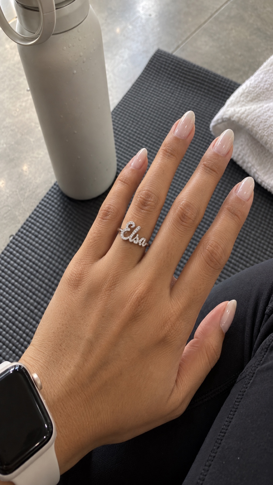 ภาพแหวนชื่อ Elsa ขณะสวมบนมือ