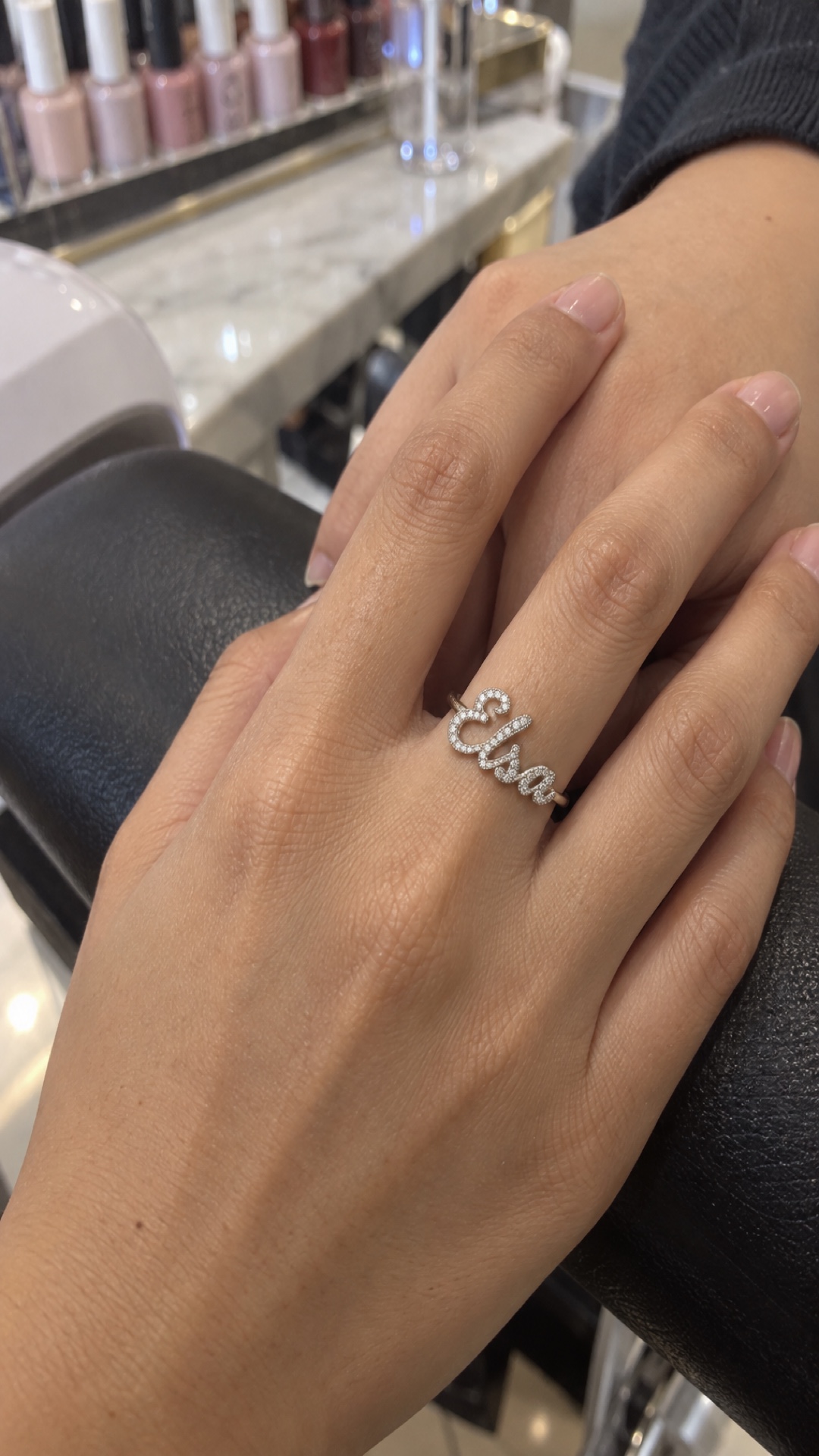 ภาพแหวนชื่อ Elsa ขณะสวมบนมือ