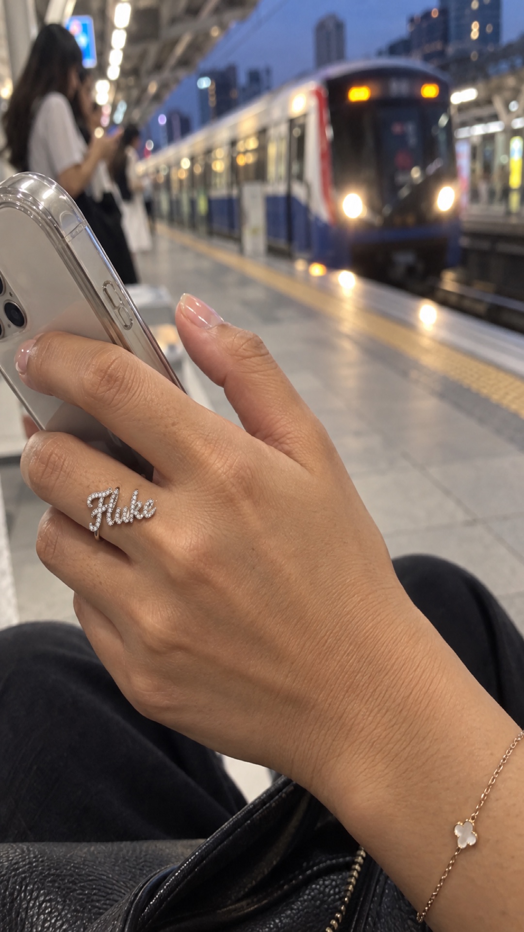 ภาพแหวนชื่อ Fluke ขณะสวมบนมือ