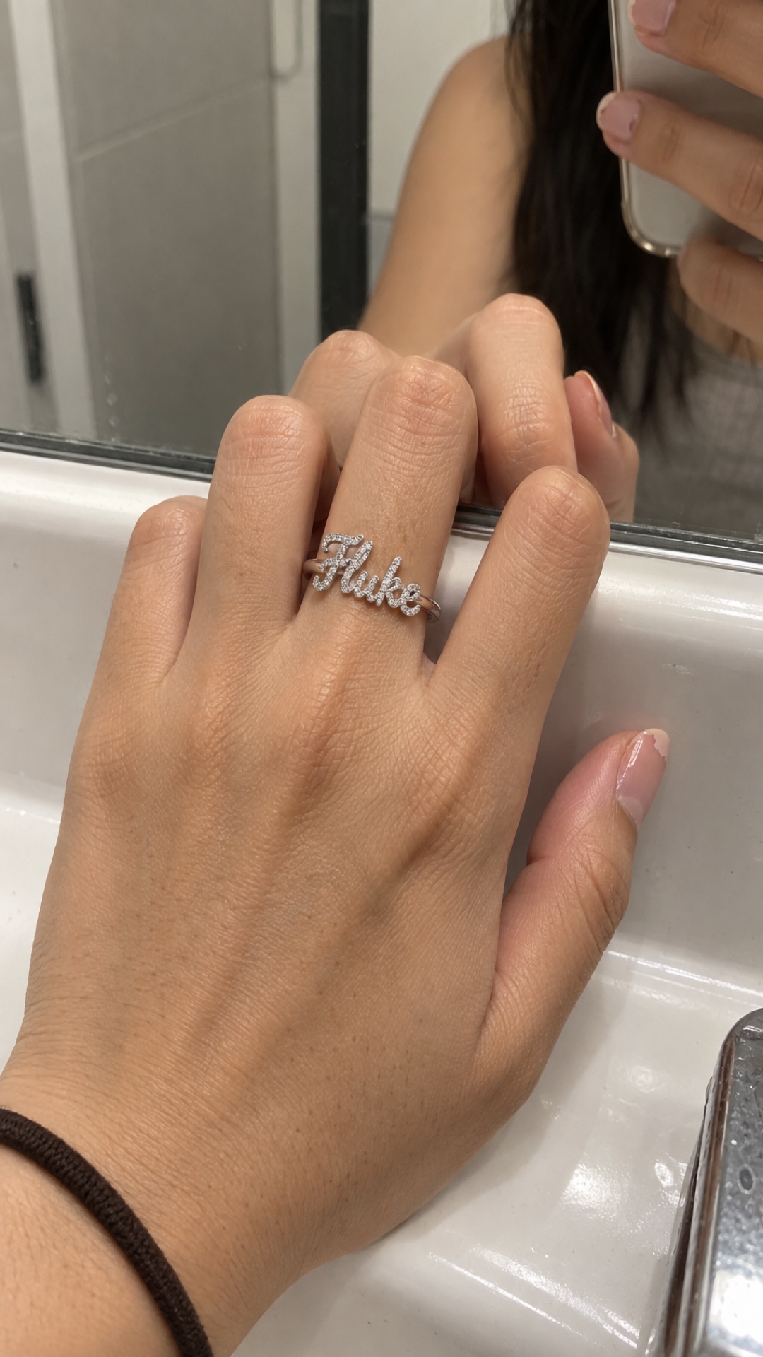 ภาพแหวนชื่อ Fluke ขณะสวมบนมือ