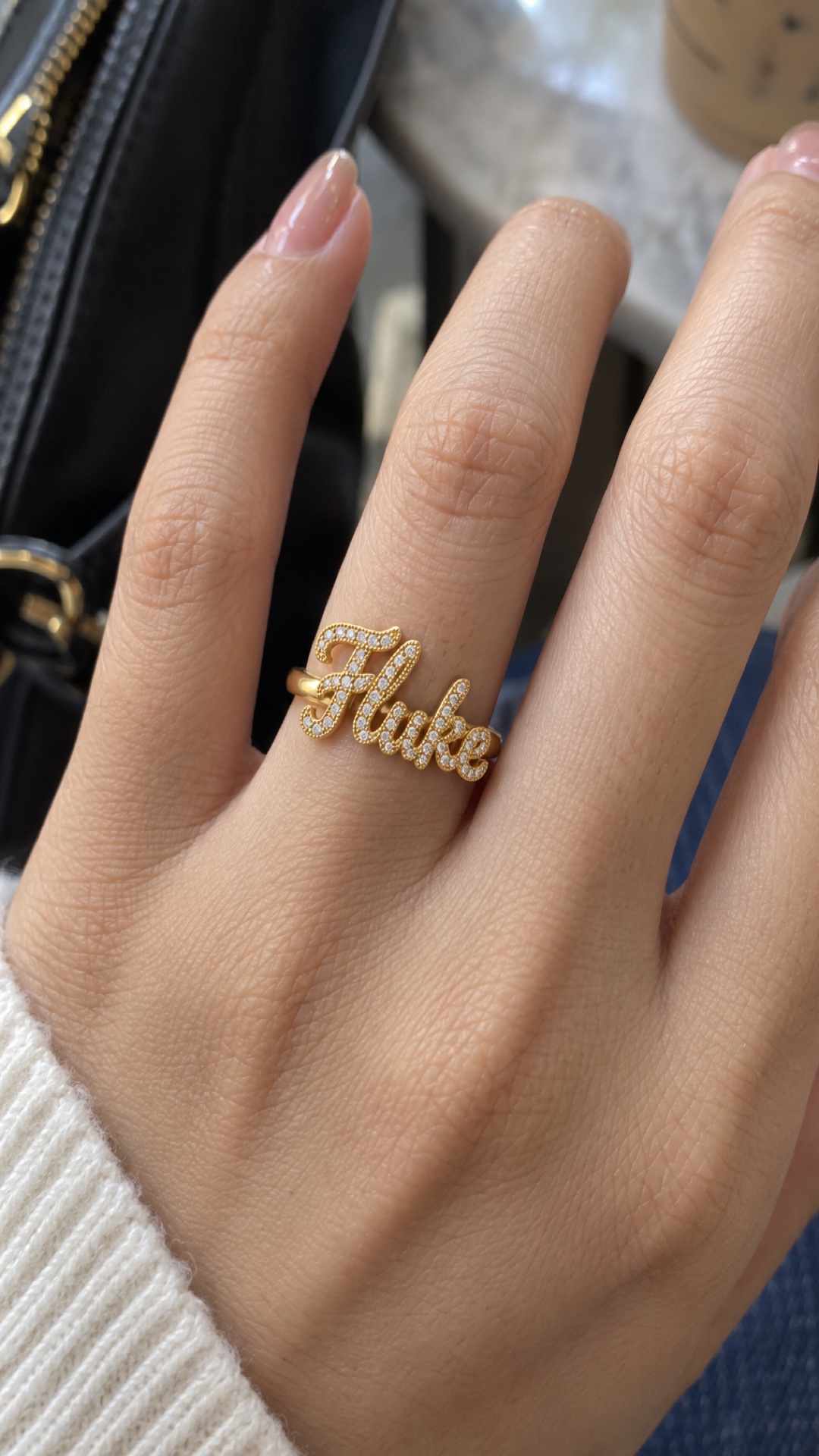 ภาพแหวนชื่อ Fluke ขณะสวมบนมือ