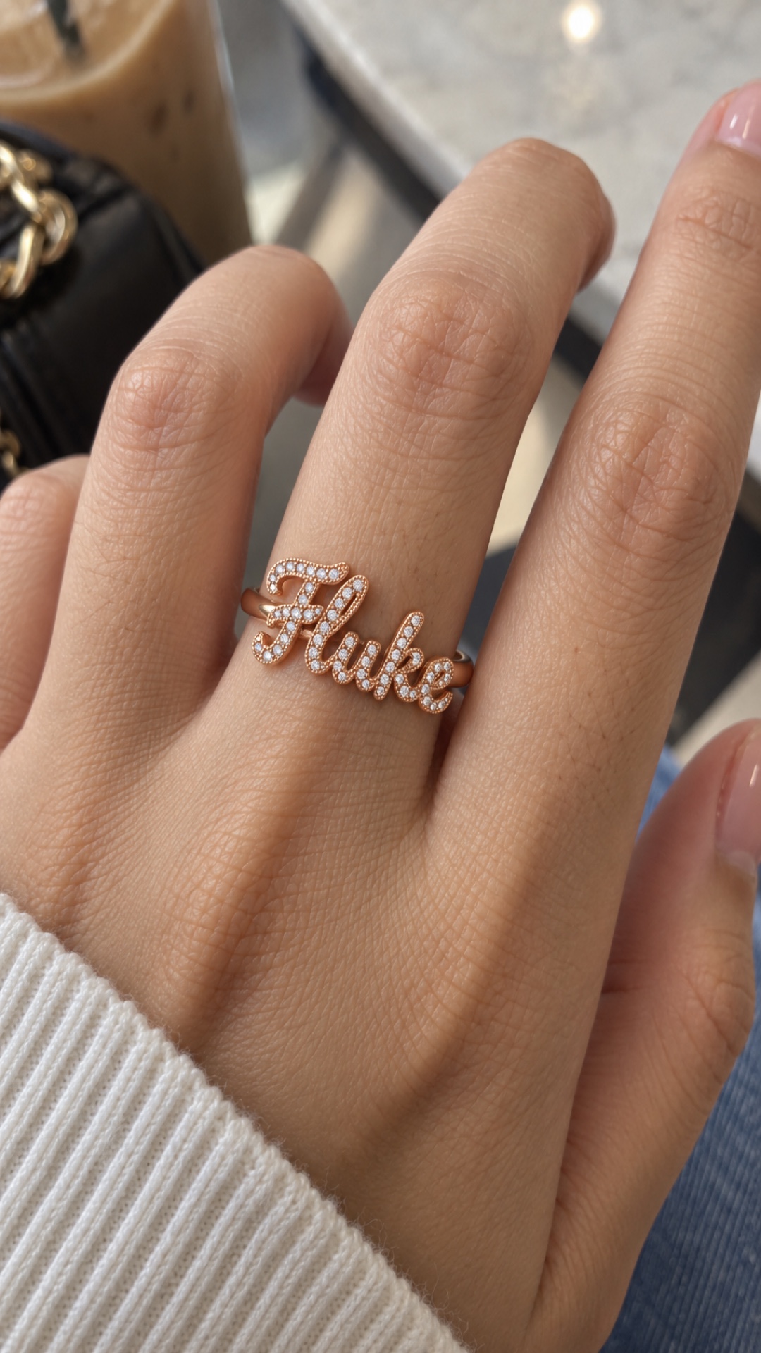 ภาพแหวนชื่อ Fluke ขณะสวมบนมือ