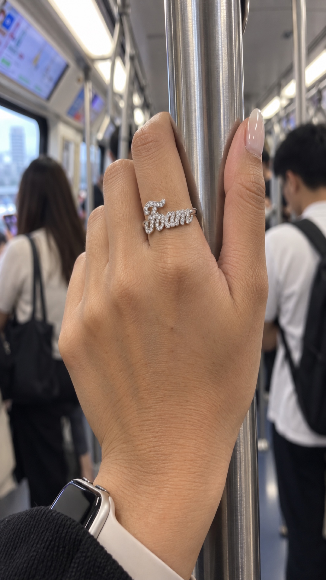 ภาพแหวนชื่อ Foam ขณะสวมบนมือ