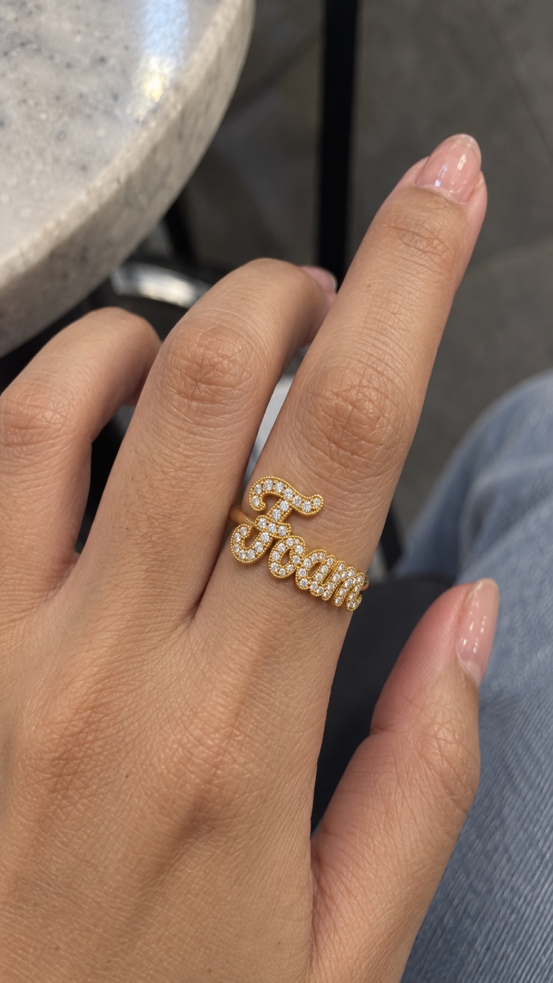 ภาพแหวนชื่อ Foam ขณะสวมบนมือ
