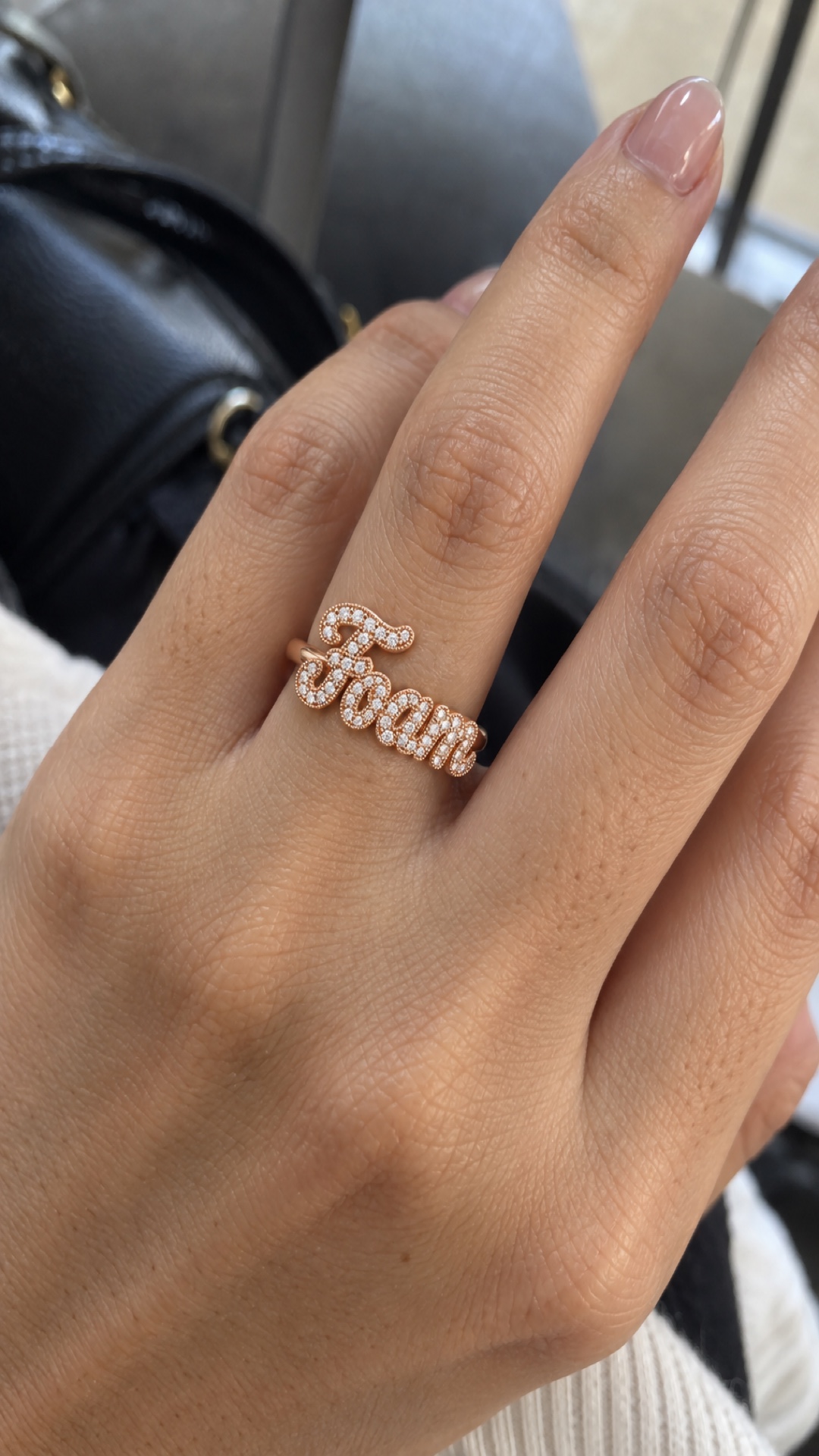 ภาพแหวนชื่อ Foam ขณะสวมบนมือ