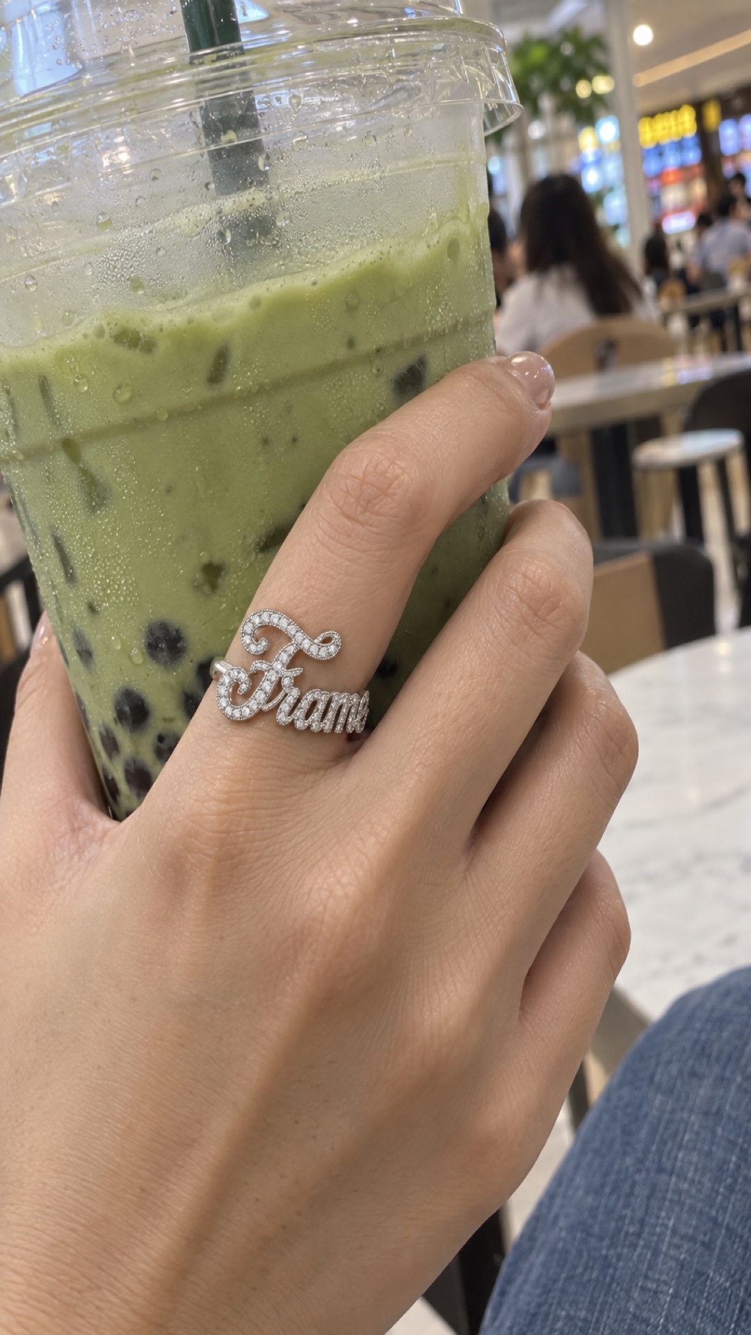 ภาพแหวนชื่อ Frame ขณะสวมบนมือ
