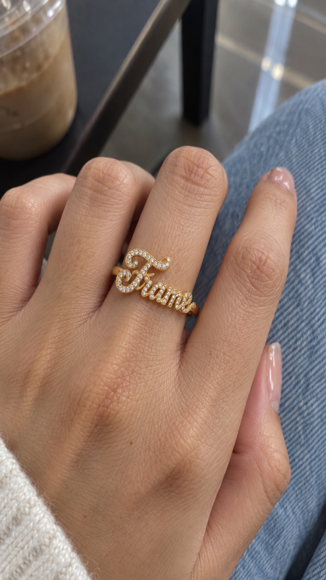 ภาพแหวนชื่อ Frame ขณะสวมบนมือ