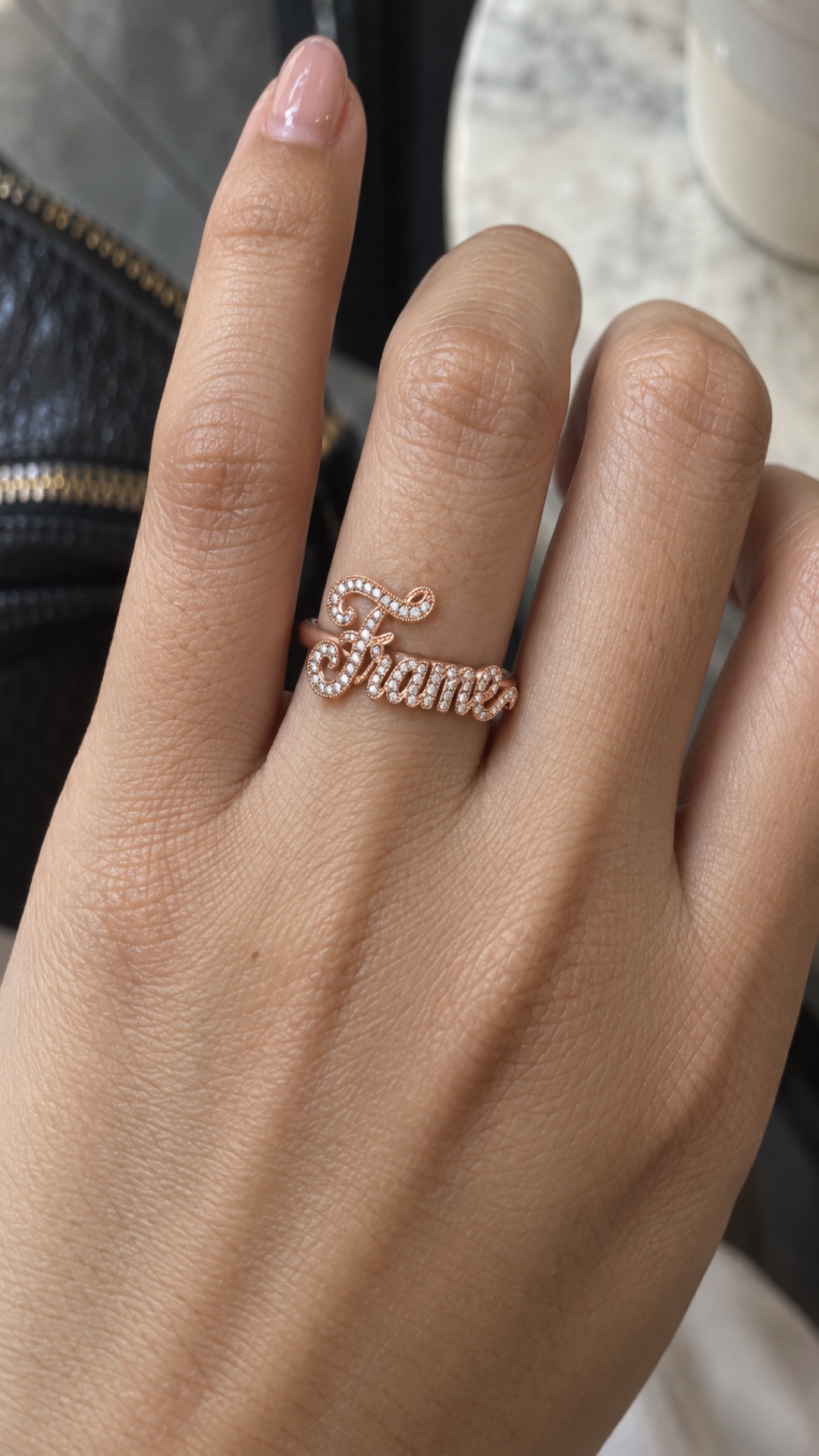 ภาพแหวนชื่อ Frame ขณะสวมบนมือ