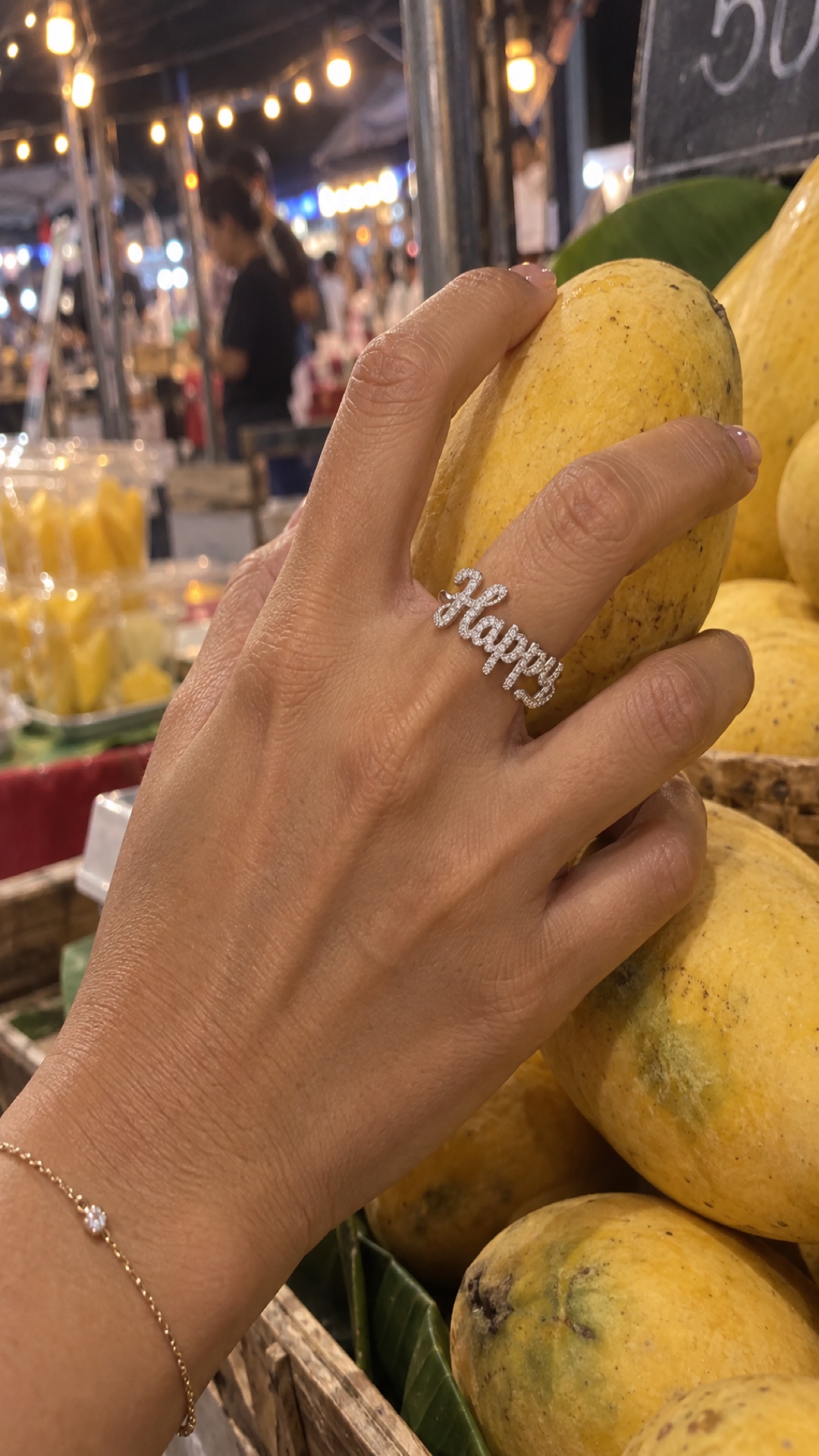 ภาพแหวนชื่อ Happy ขณะสวมบนมือ