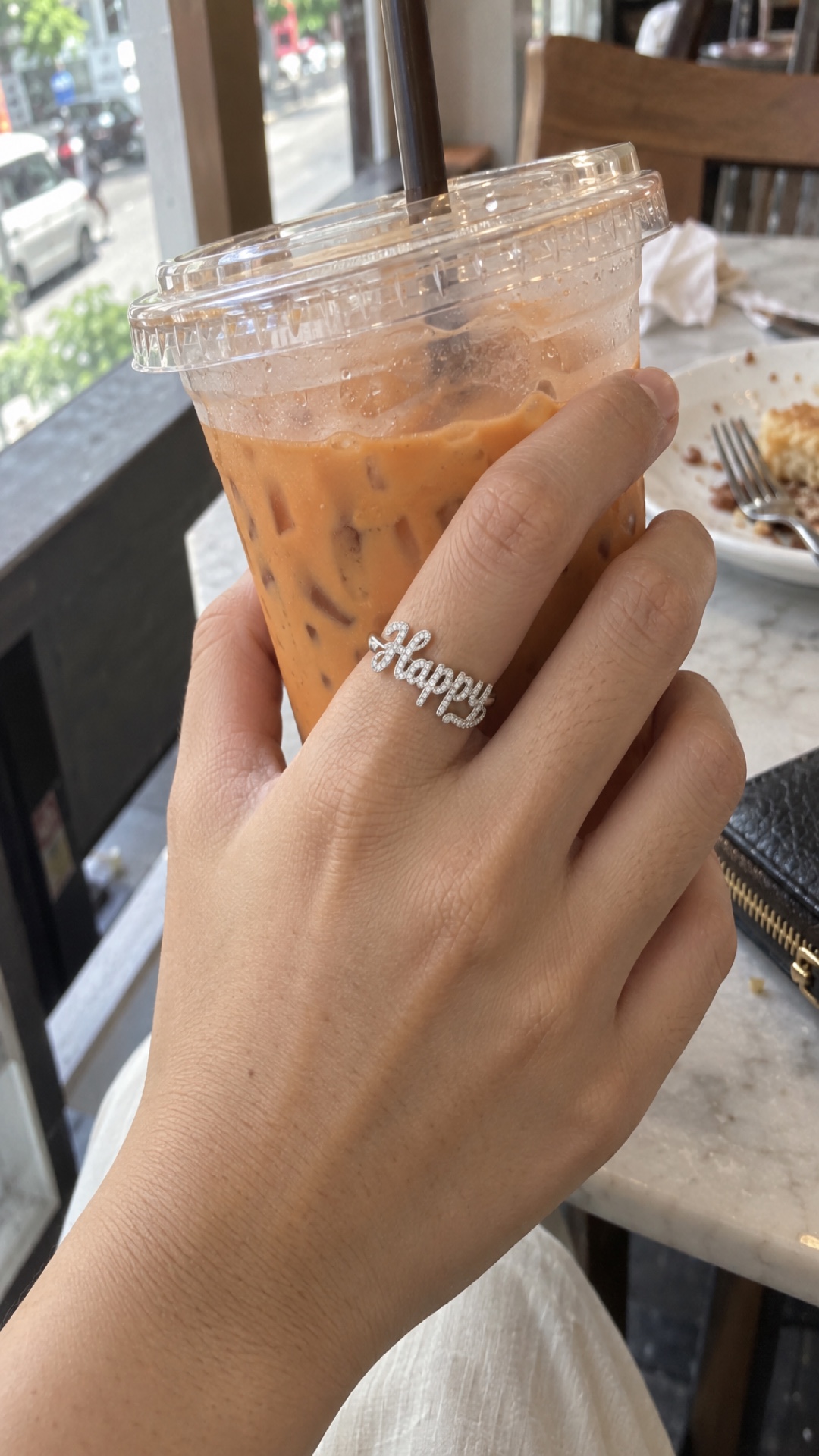 ภาพแหวนชื่อ Happy ขณะสวมบนมือ