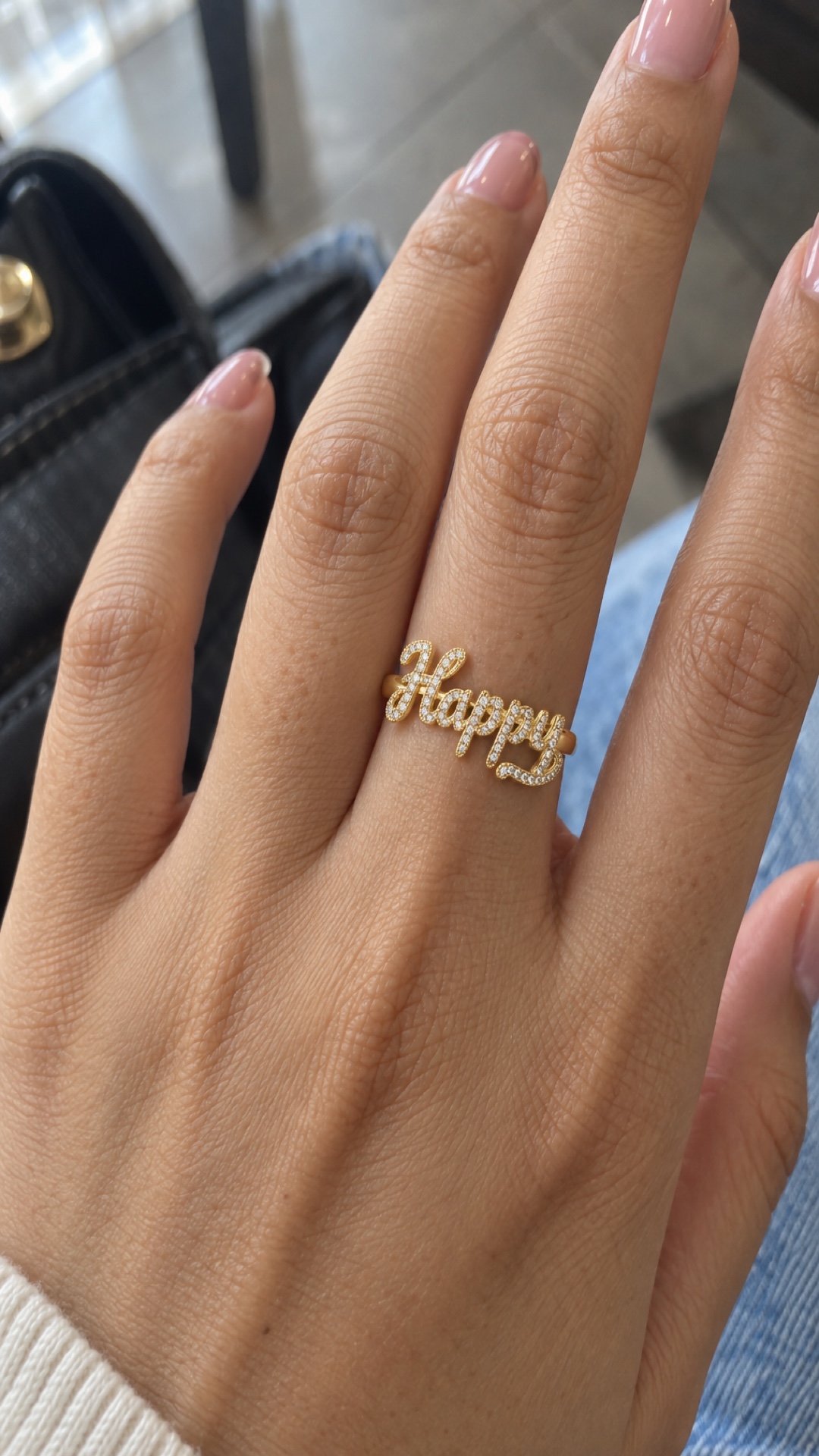 ภาพแหวนชื่อ Happy ขณะสวมบนมือ