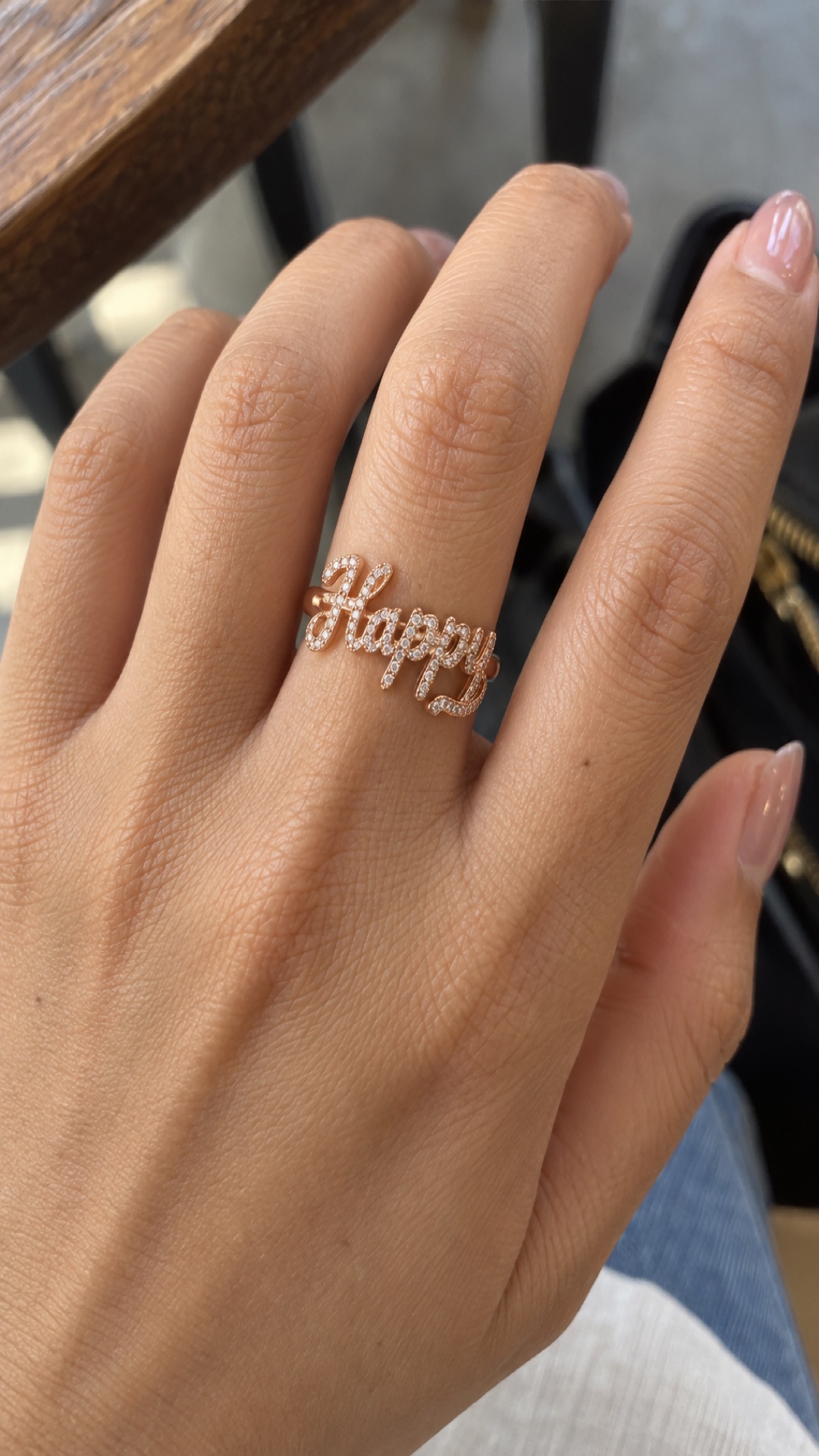ภาพแหวนชื่อ Happy ขณะสวมบนมือ