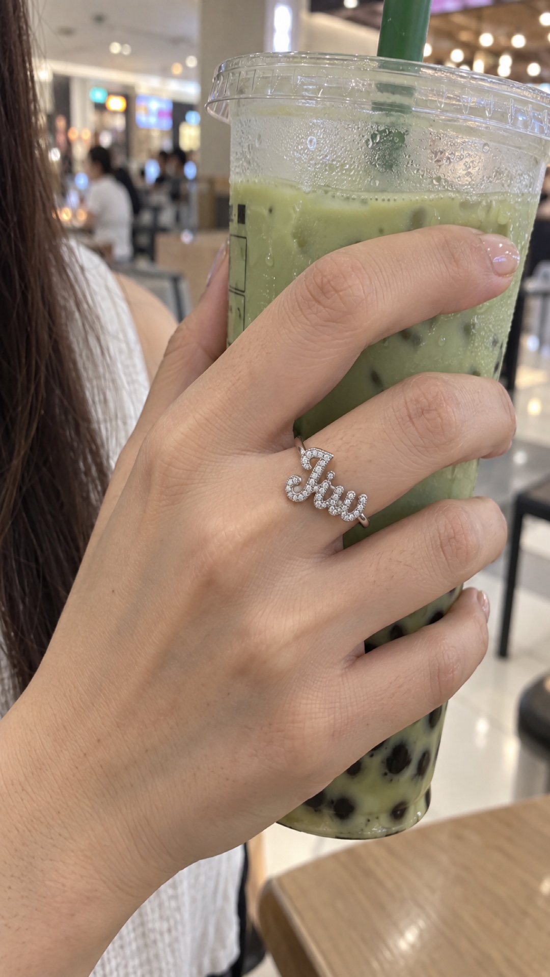 ภาพแหวนชื่อ Jiw ขณะสวมบนมือ
