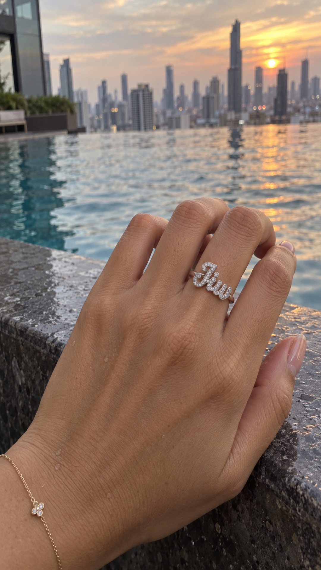ภาพแหวนชื่อ Jiw ขณะสวมบนมือ