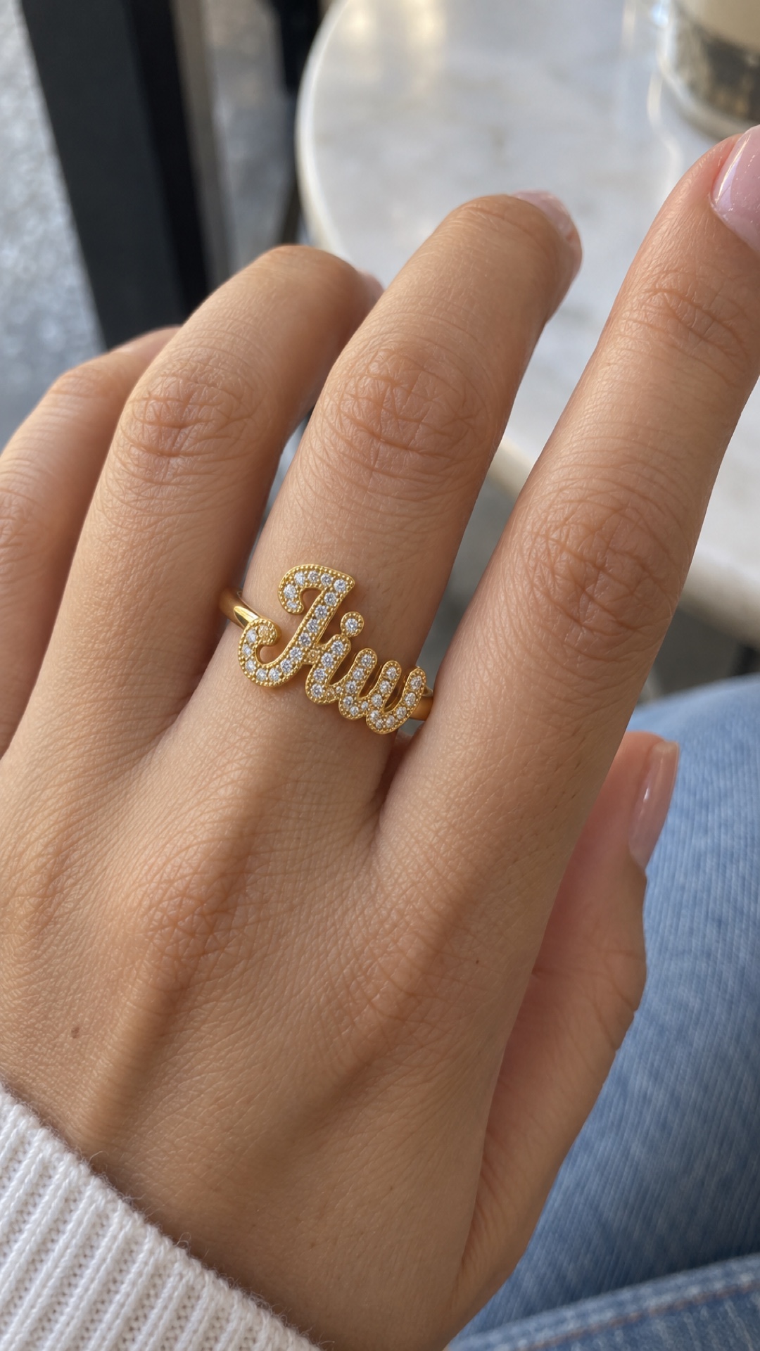 ภาพแหวนชื่อ Jiw ขณะสวมบนมือ