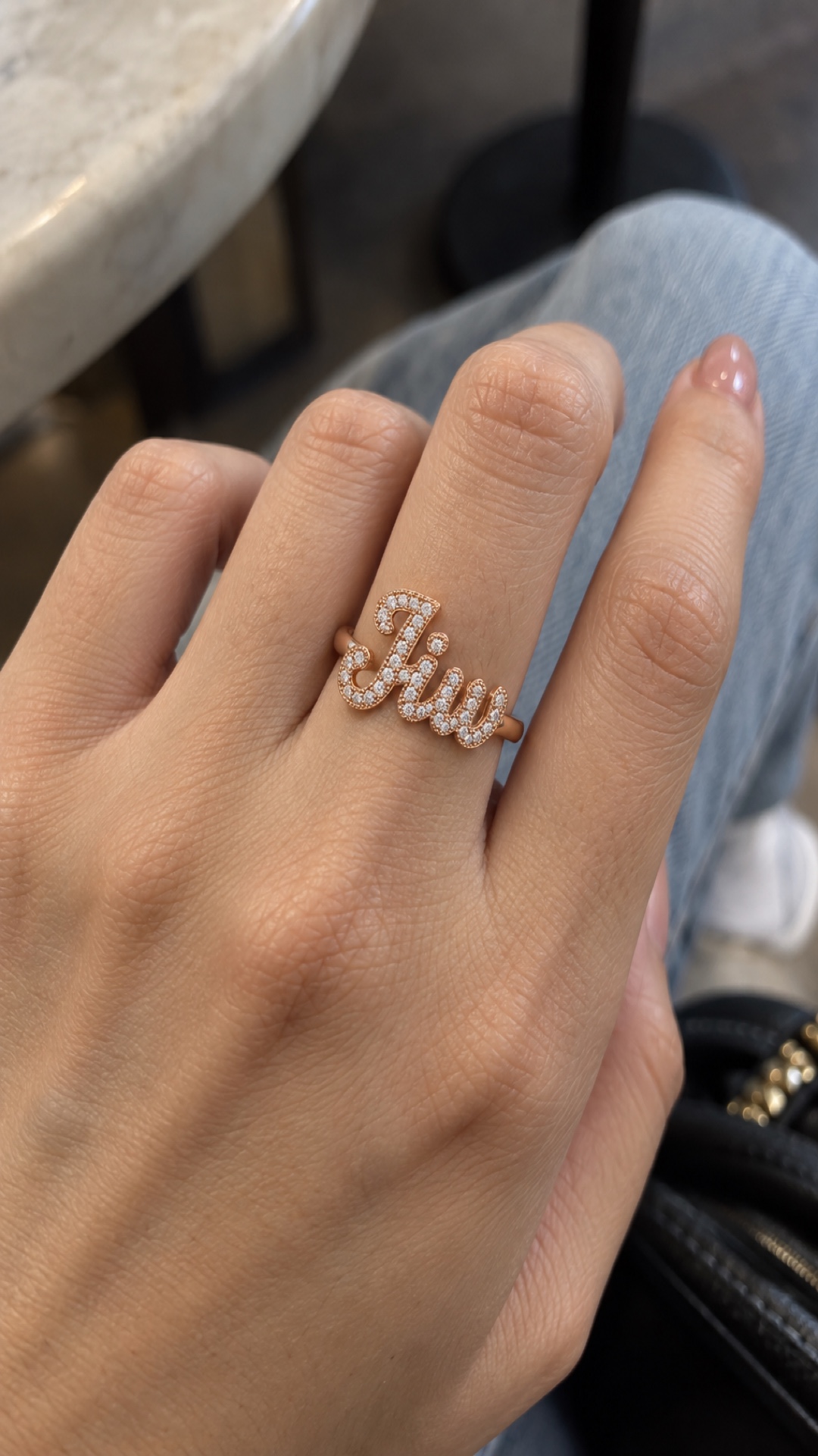 ภาพแหวนชื่อ Jiw ขณะสวมบนมือ