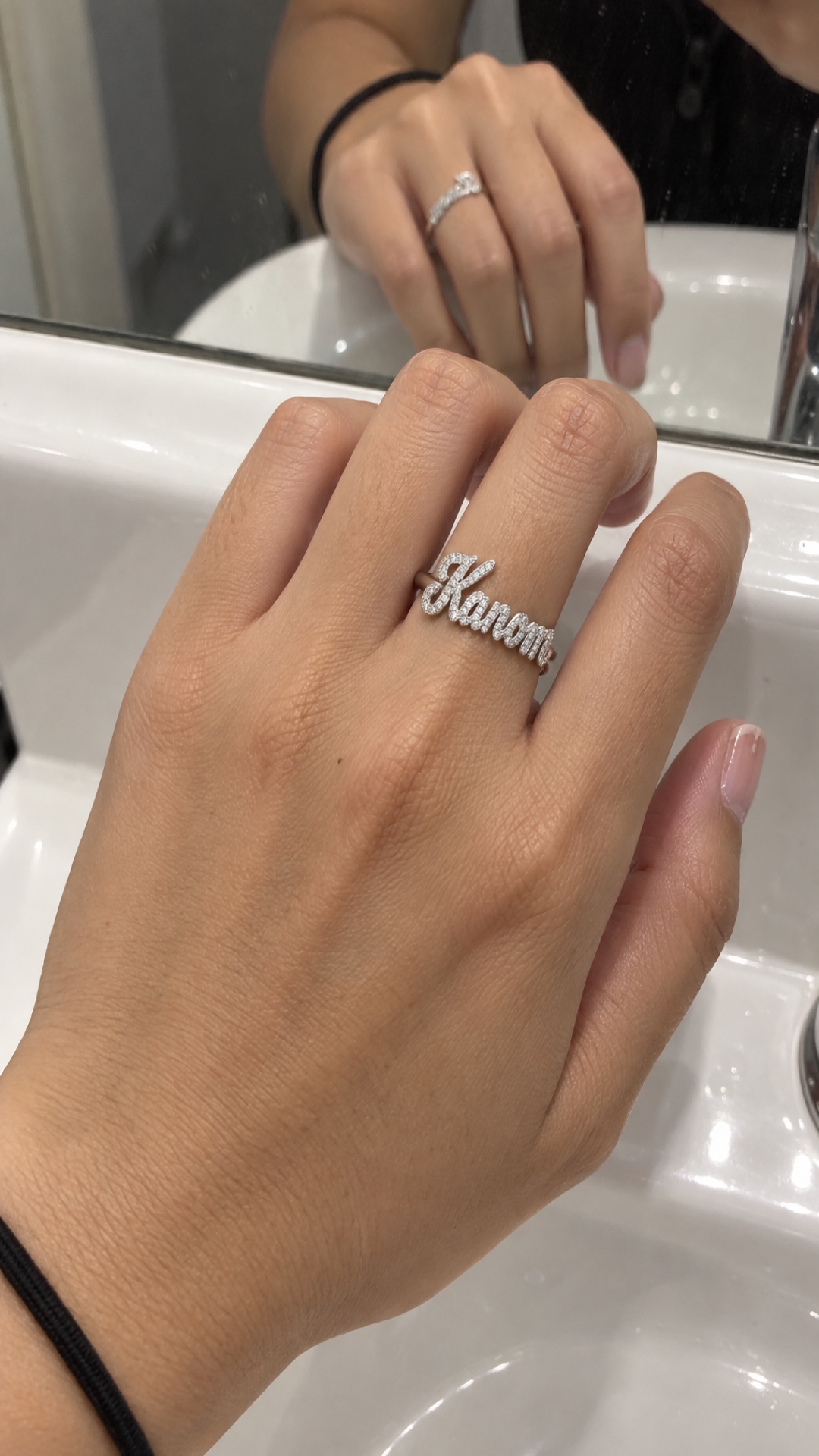 ภาพแหวนชื่อ Kanom ขณะสวมบนมือ