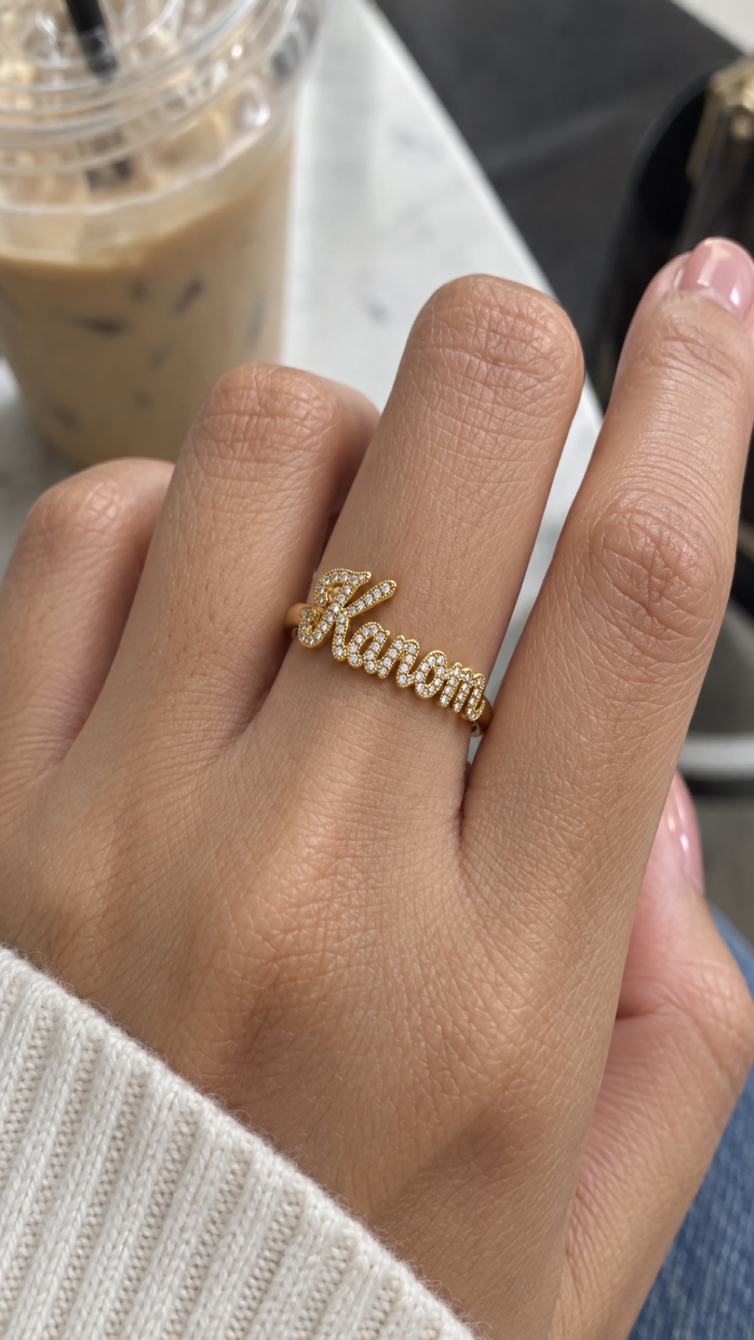 ภาพแหวนชื่อ Kanom ขณะสวมบนมือ
