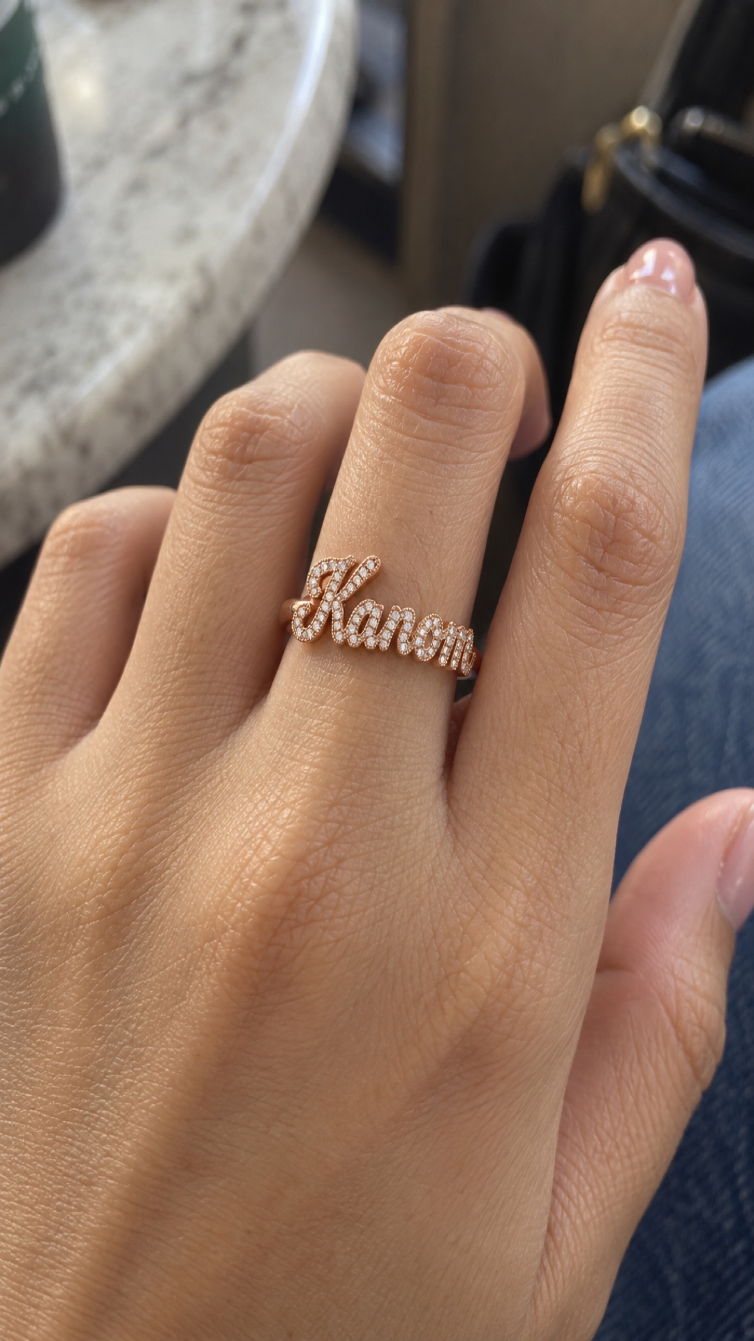 ภาพแหวนชื่อ Kanom ขณะสวมบนมือ