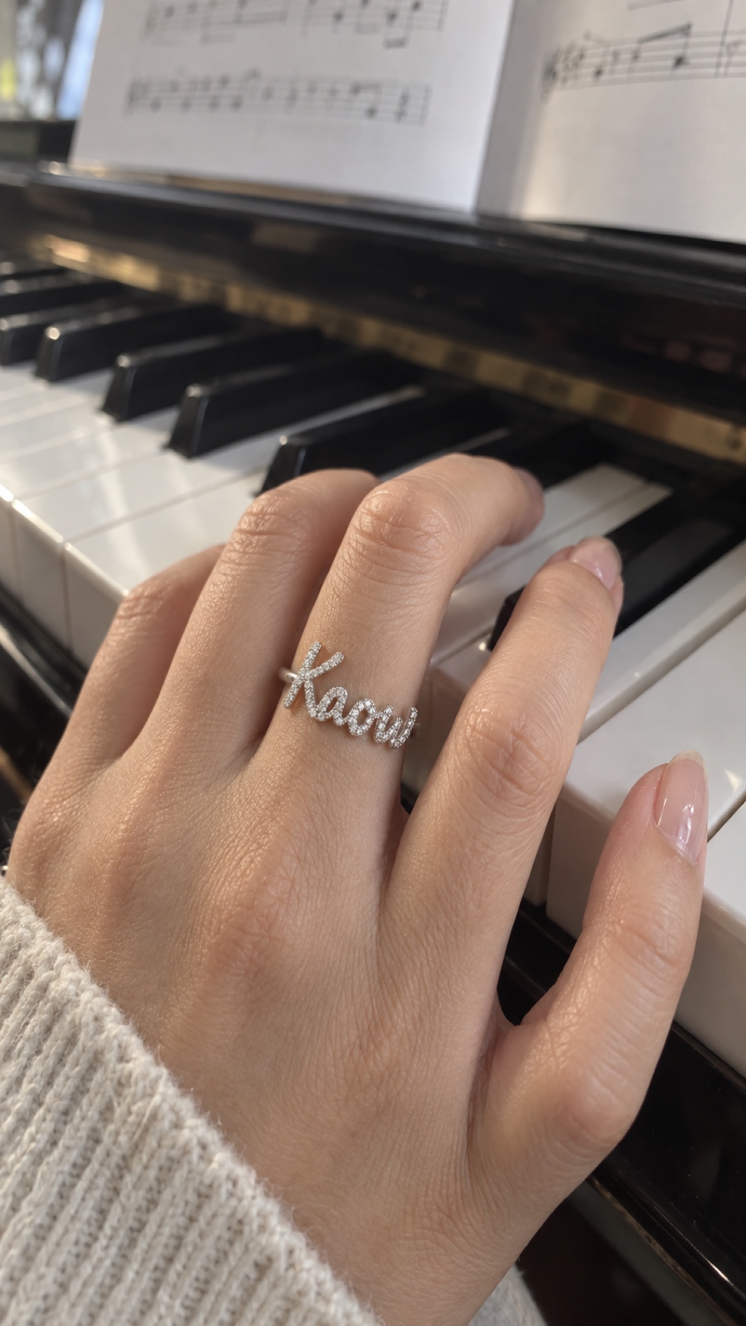 ภาพแหวนชื่อ Kaow ขณะสวมบนมือ