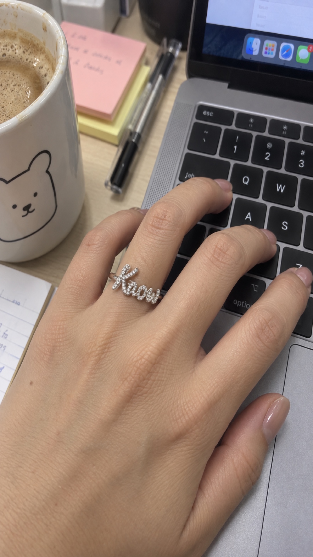 ภาพแหวนชื่อ Kaow ขณะสวมบนมือ