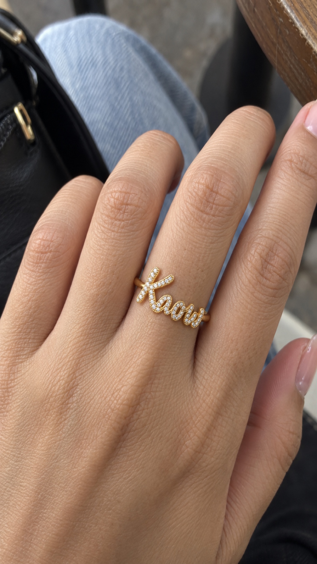 ภาพแหวนชื่อ Kaow ขณะสวมบนมือ