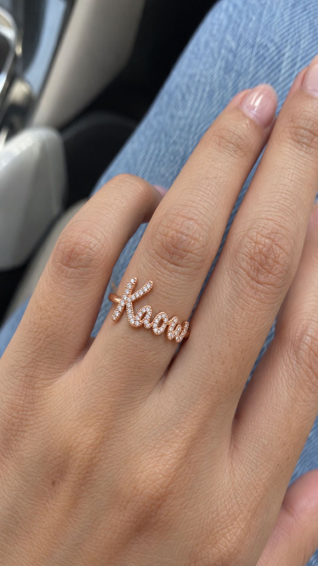 ภาพแหวนชื่อ Kaow ขณะสวมบนมือ