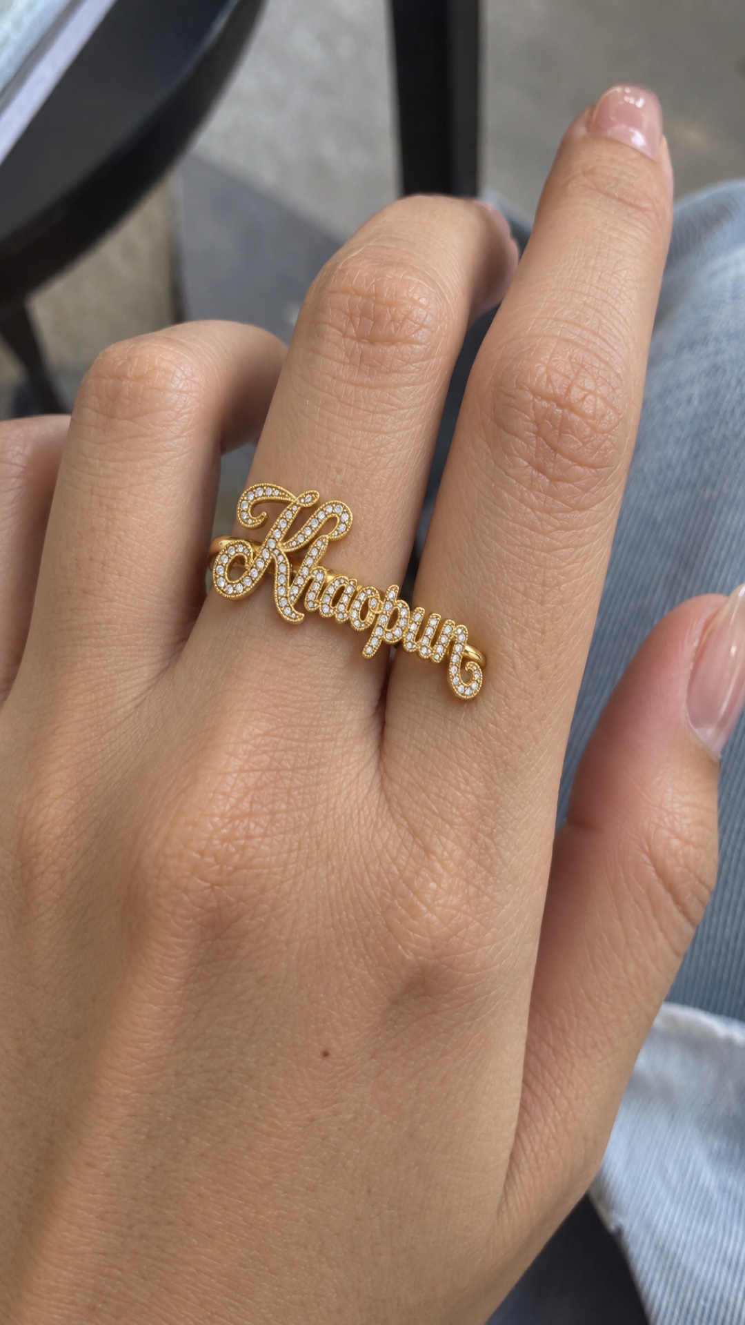 ภาพแหวนชื่อ Khaopun ขณะสวมบนมือ