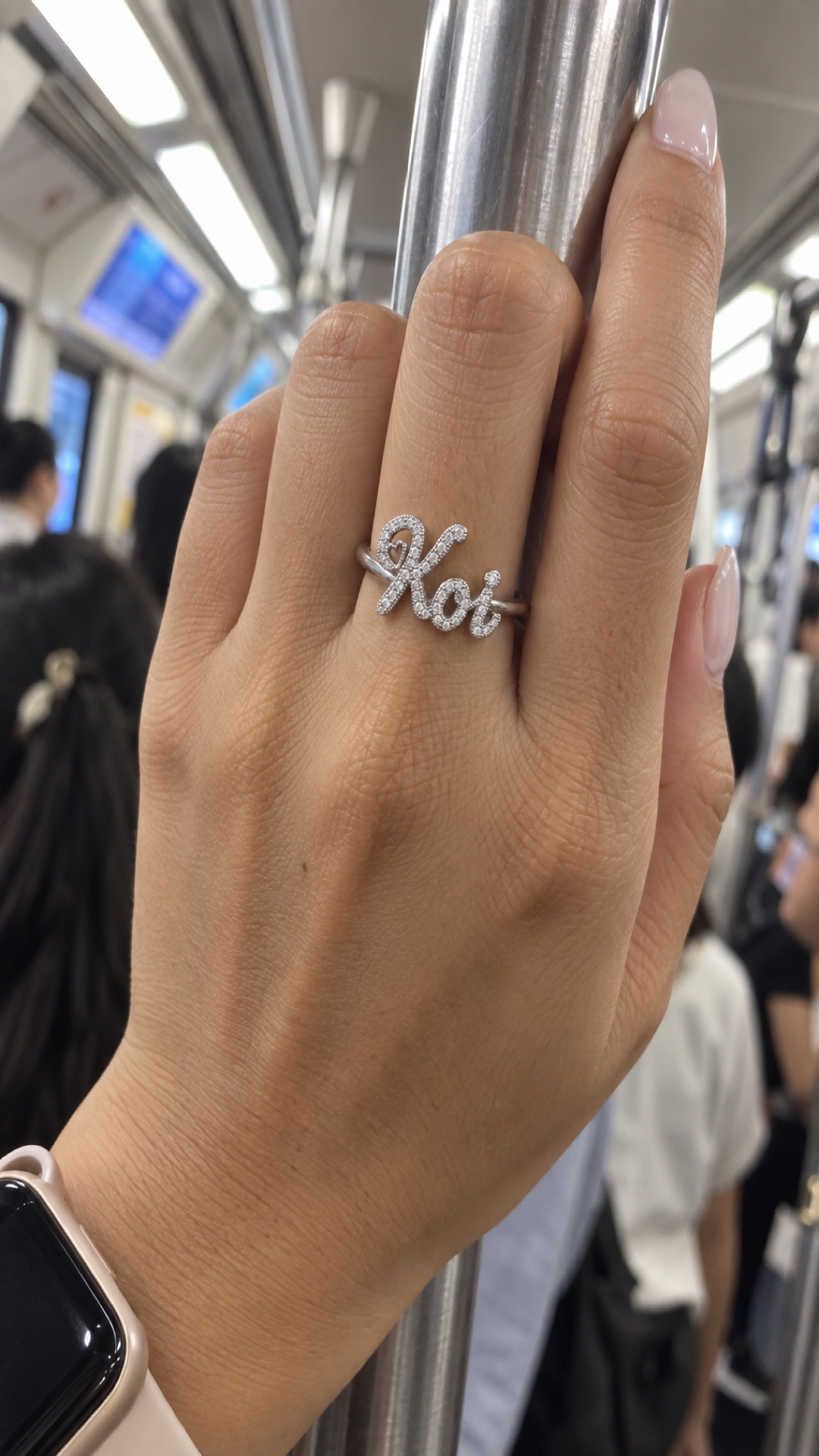 ภาพแหวนชื่อ Koi ขณะสวมบนมือ