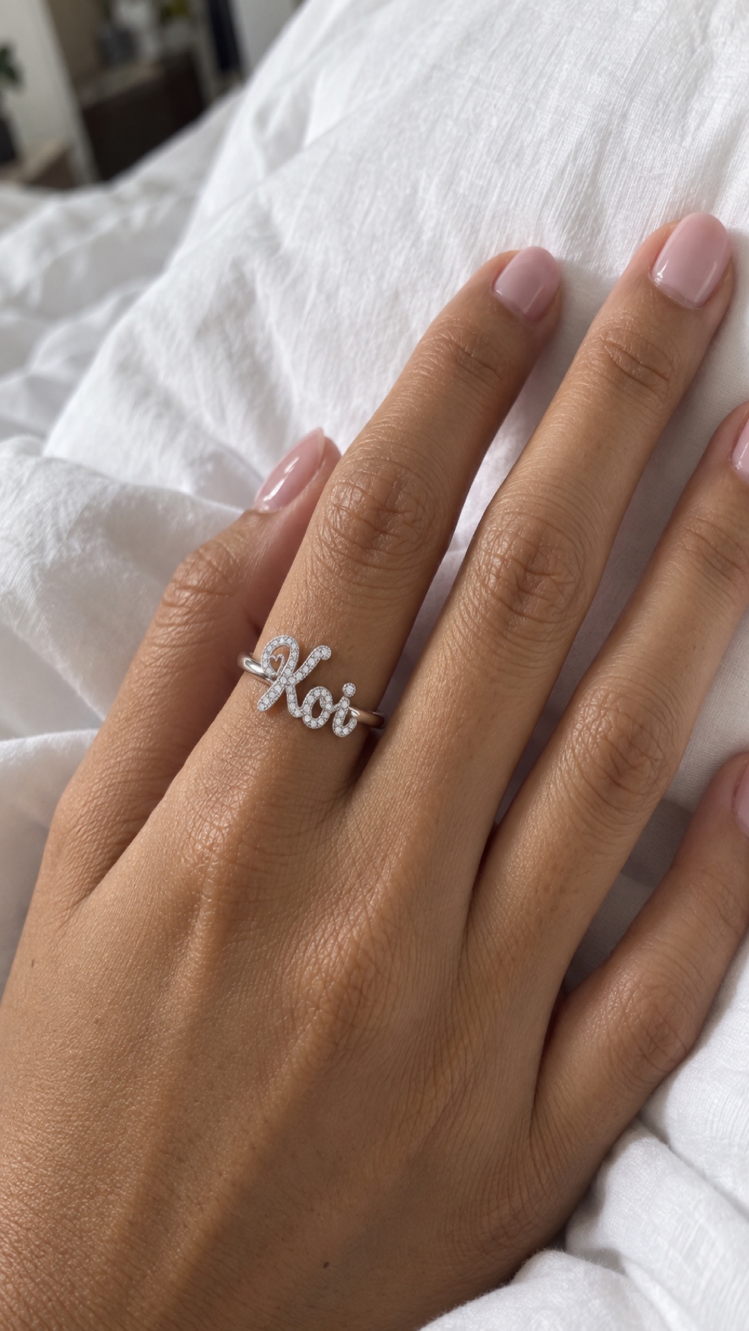 ภาพแหวนชื่อ Koi ขณะสวมบนมือ