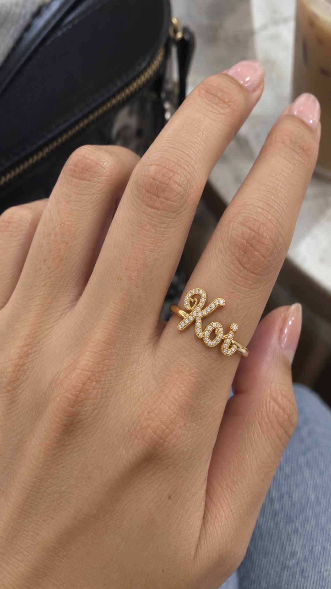 ภาพแหวนชื่อ Koi ขณะสวมบนมือ