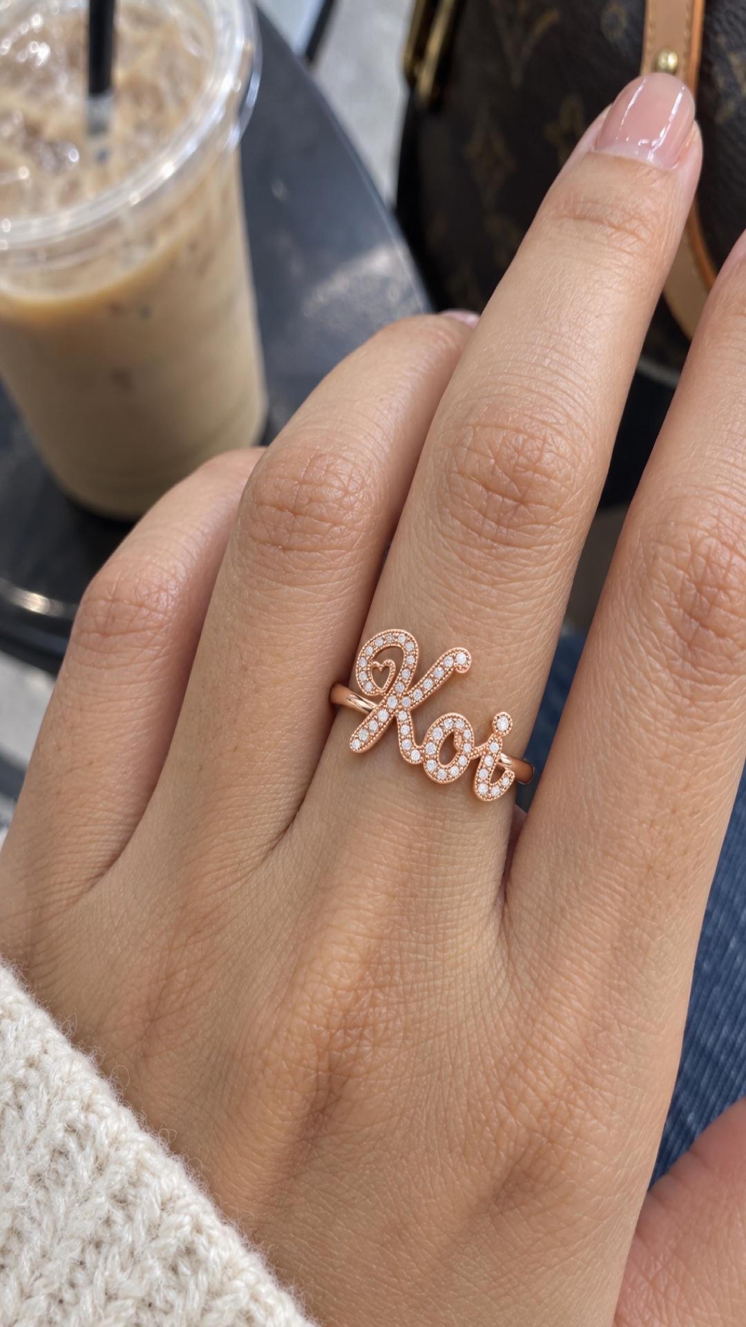 ภาพแหวนชื่อ Koi ขณะสวมบนมือ