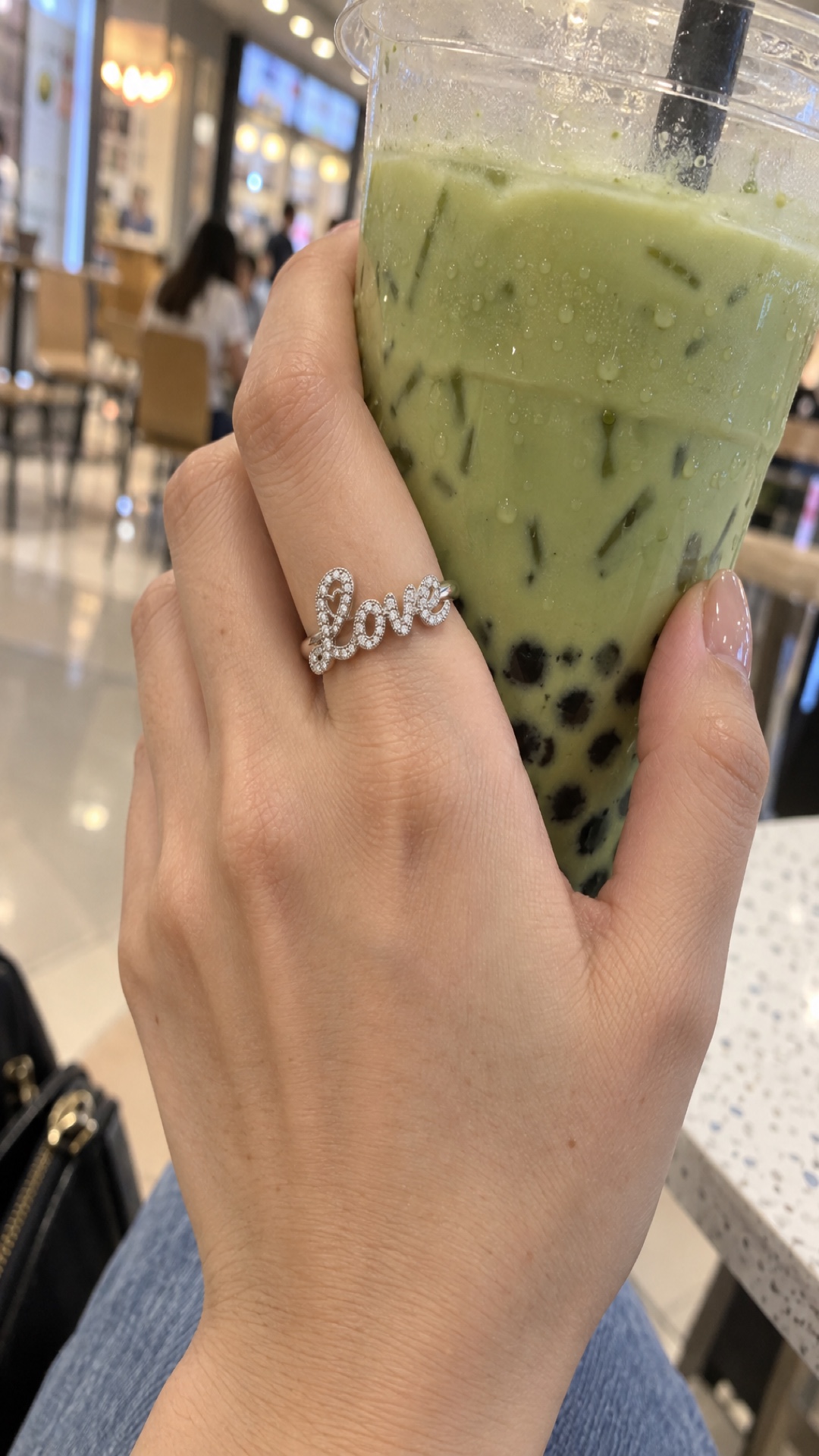 ภาพแหวนชื่อ Love ขณะสวมบนมือ