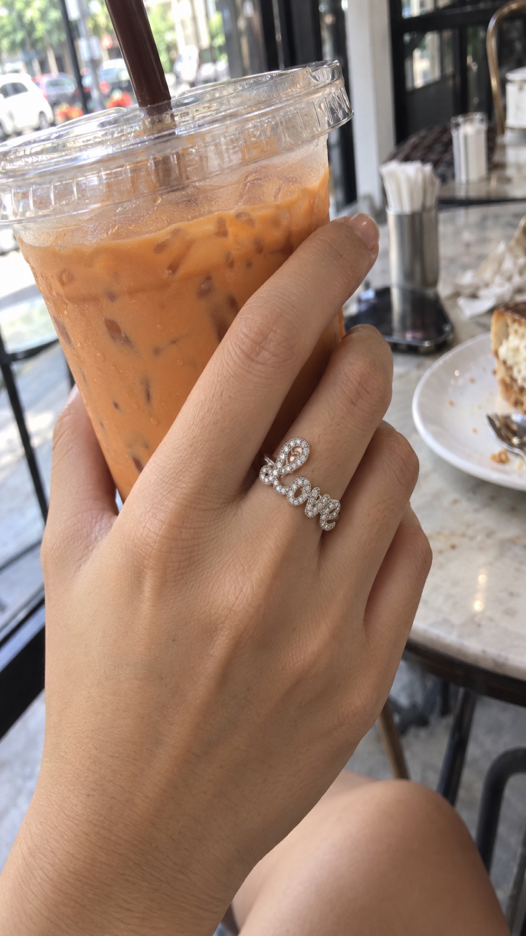 ภาพแหวนชื่อ Love ขณะสวมบนมือ