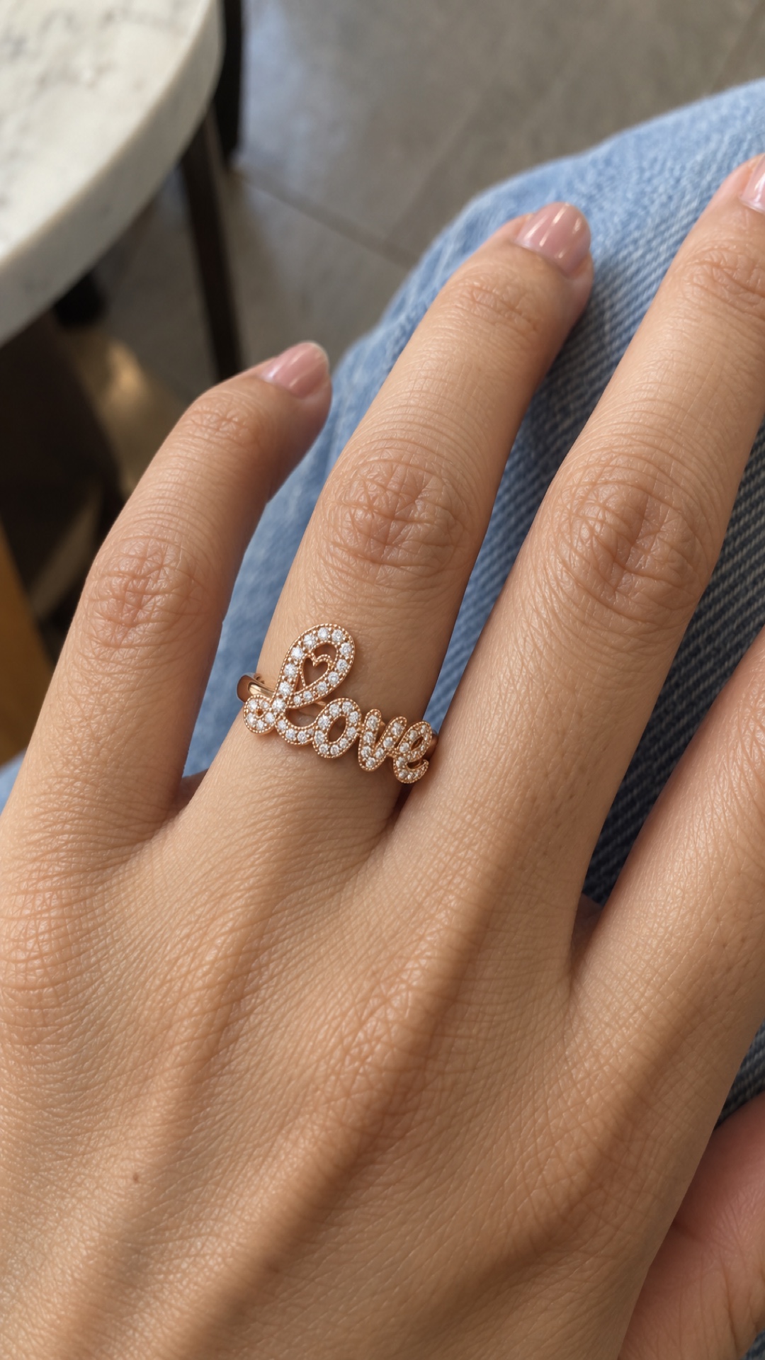 ภาพแหวนชื่อ Love ขณะสวมบนมือ