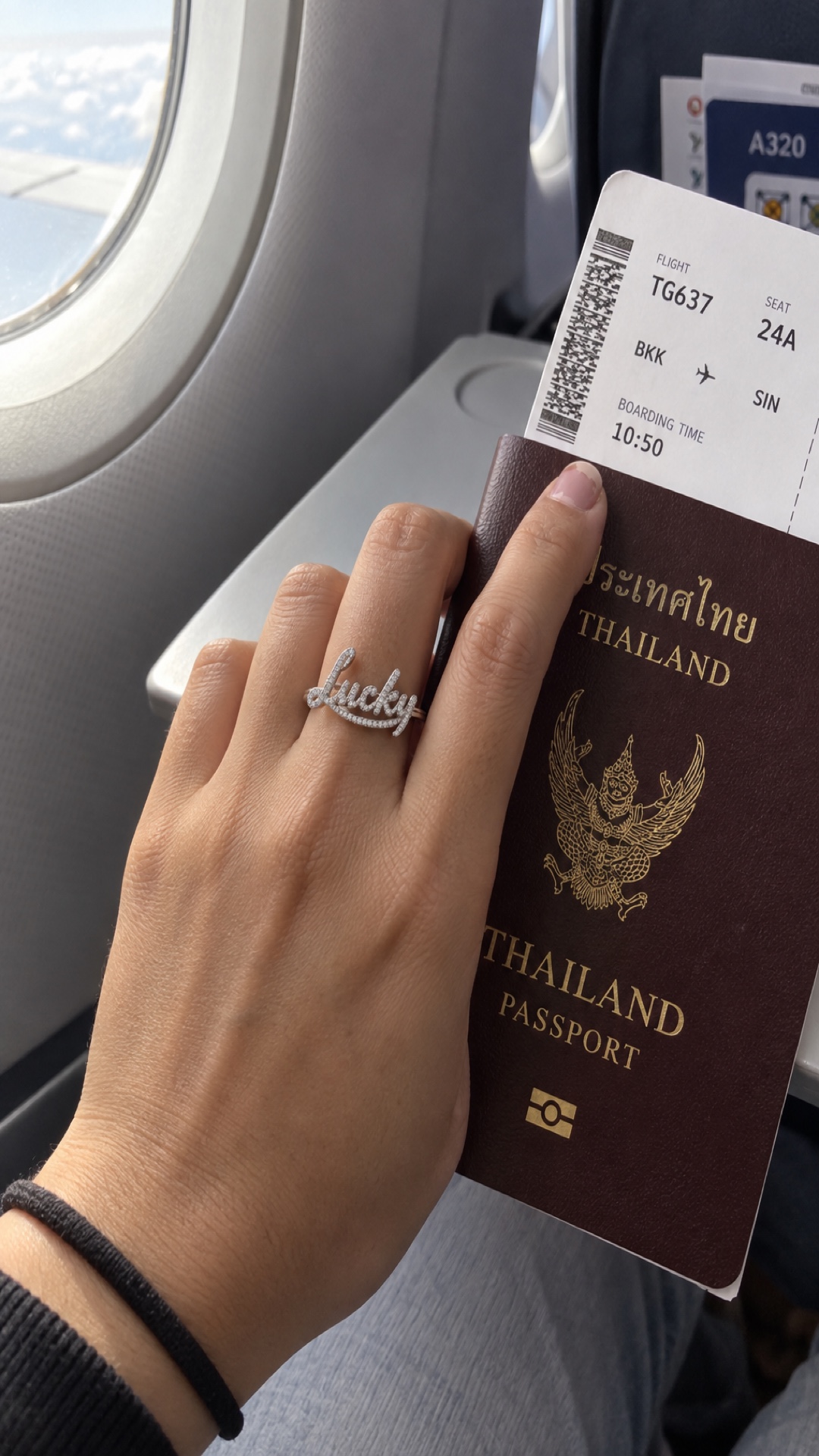 ภาพแหวนชื่อ Lucky ขณะสวมบนมือ