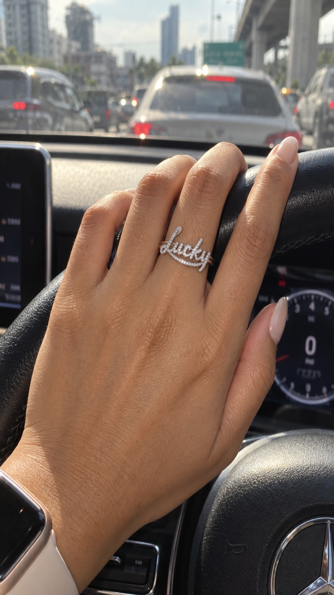 ภาพแหวนชื่อ Lucky ขณะสวมบนมือ