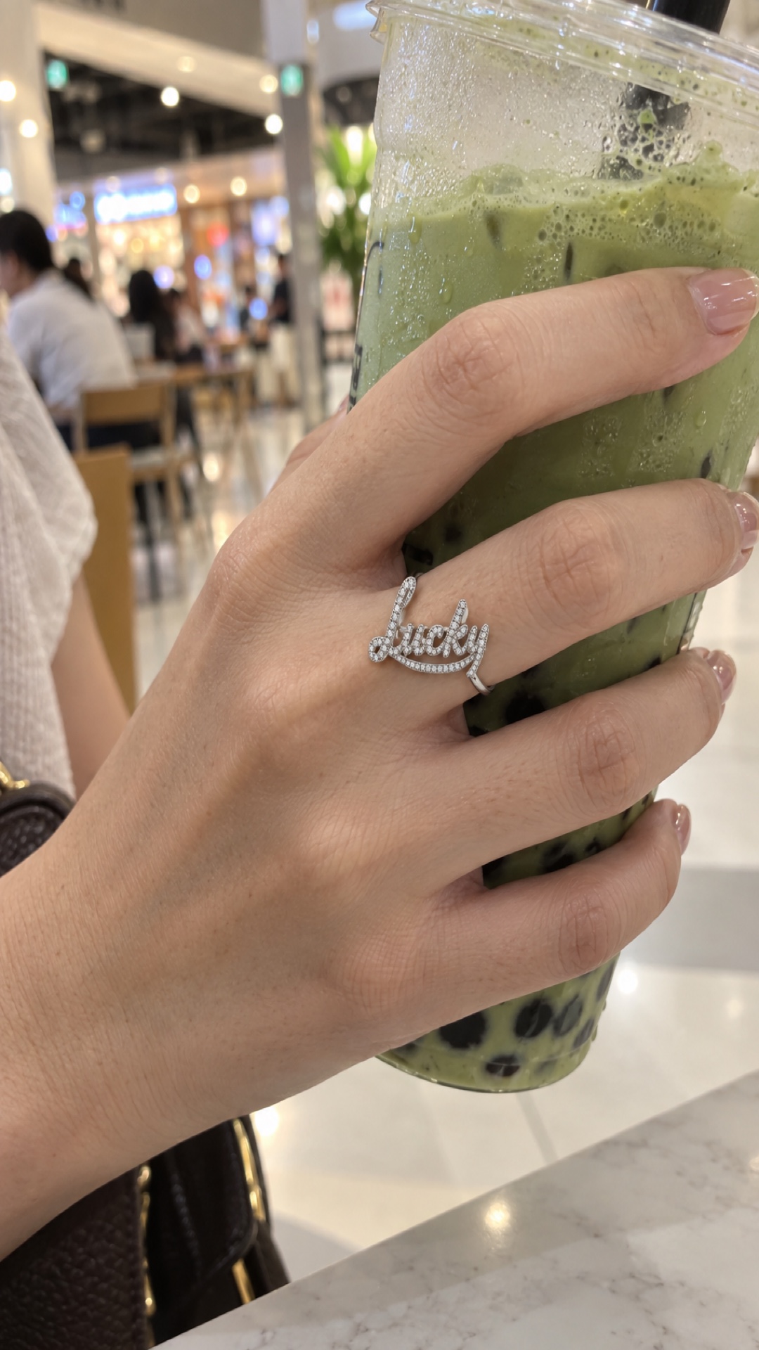 ภาพแหวนชื่อ Lucky ขณะสวมบนมือ