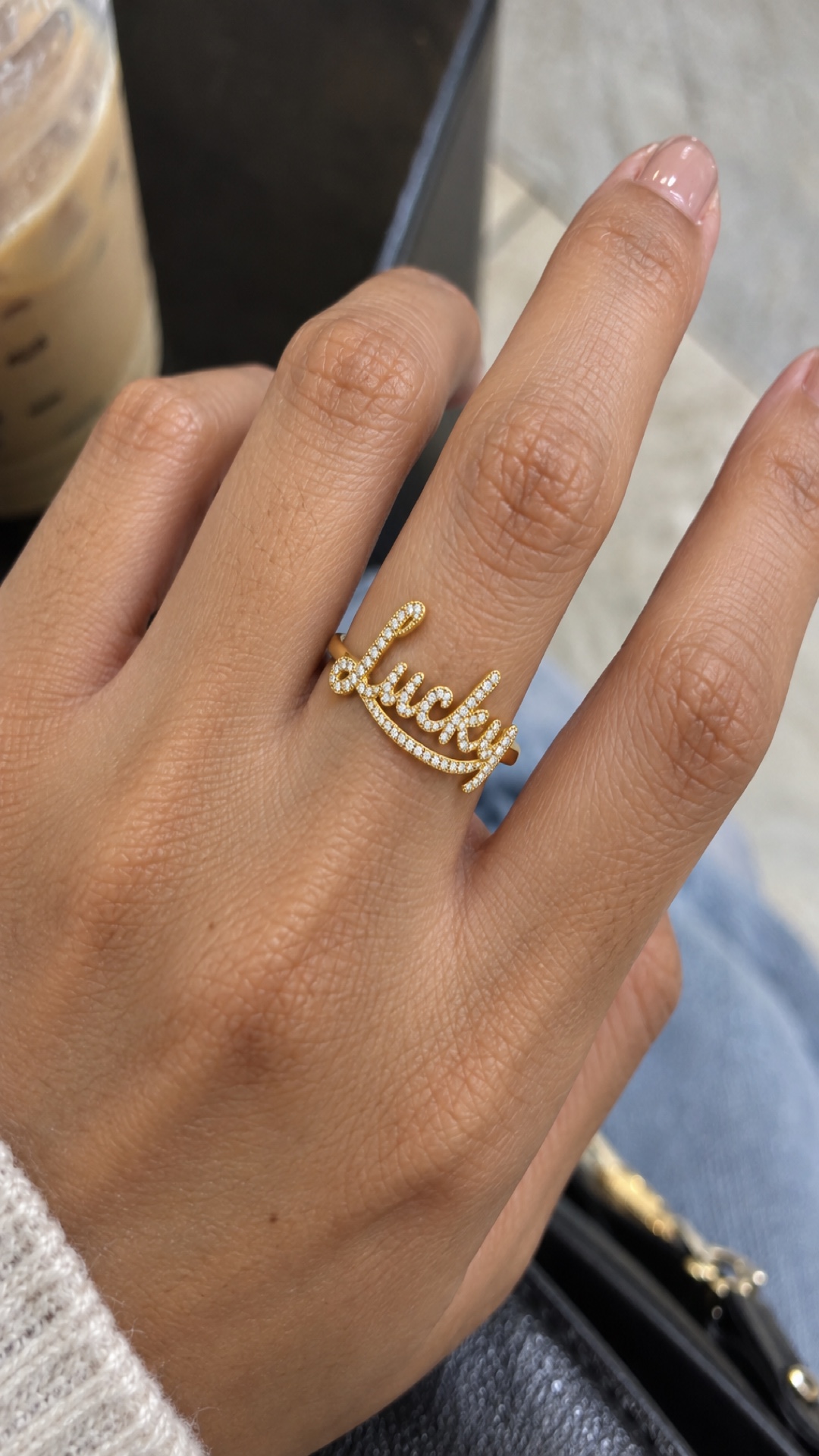 ภาพแหวนชื่อ Lucky ขณะสวมบนมือ