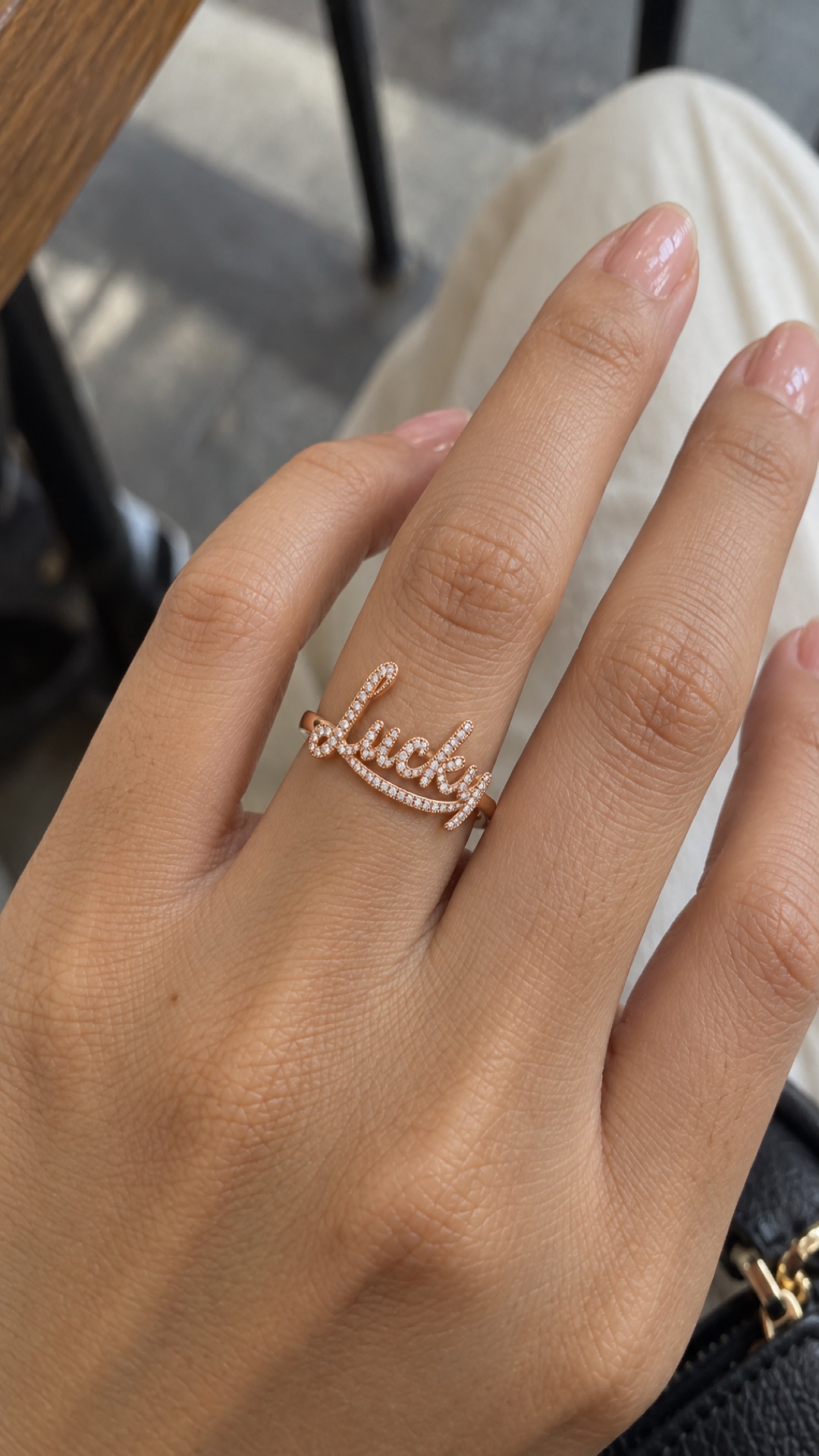 ภาพแหวนชื่อ Lucky ขณะสวมบนมือ