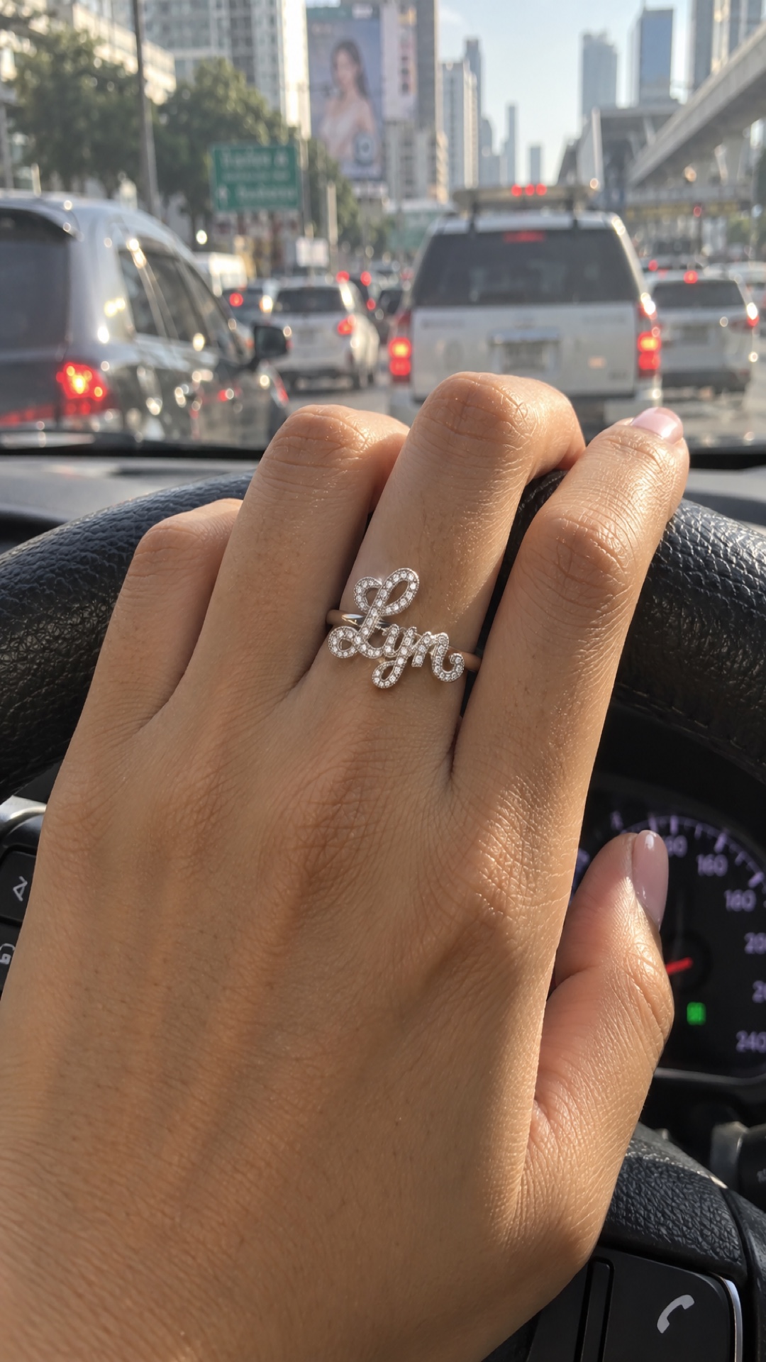 ภาพแหวนชื่อ Lyn ขณะสวมบนมือ
