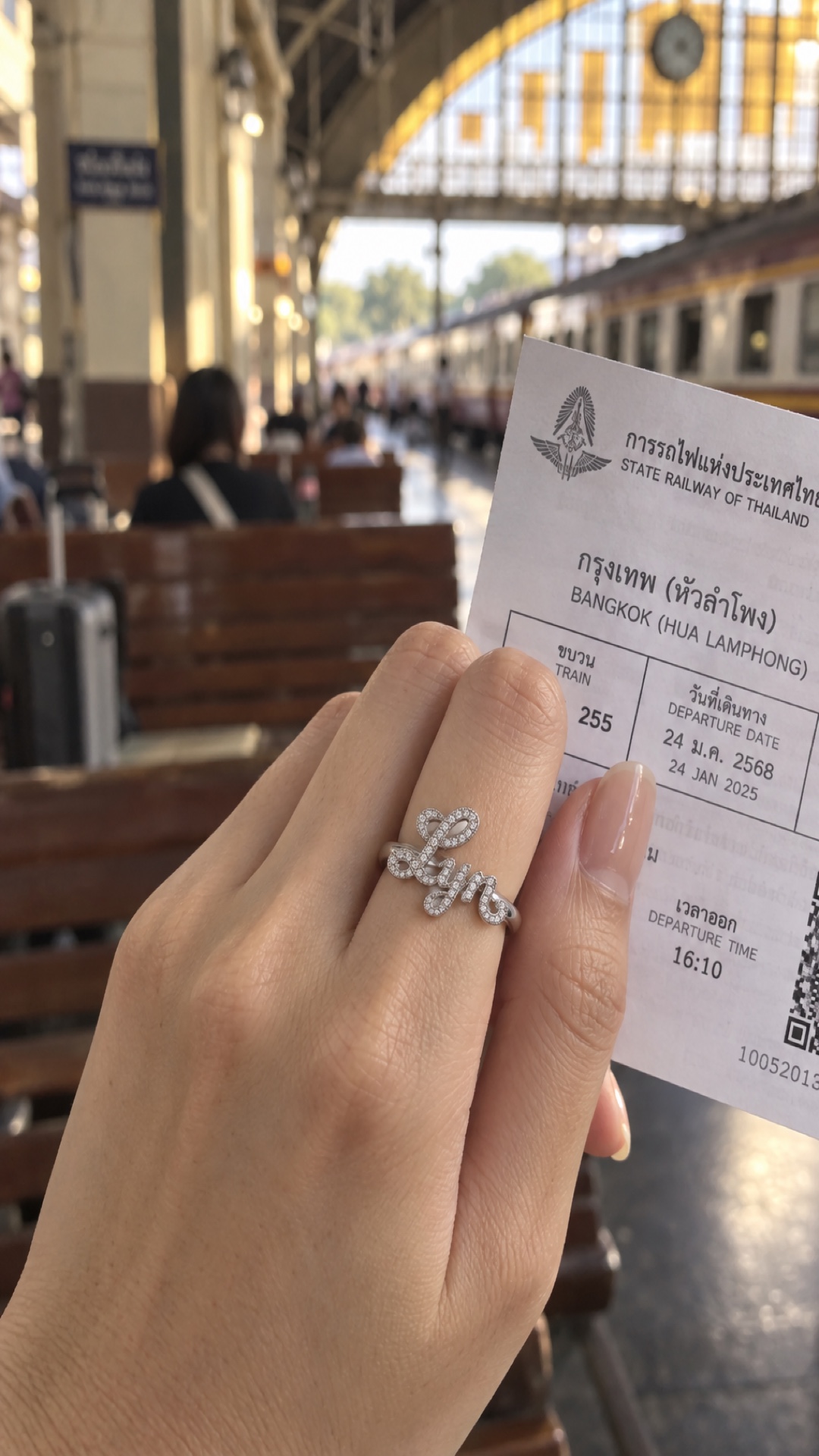 ภาพแหวนชื่อ Lyn ขณะสวมบนมือ